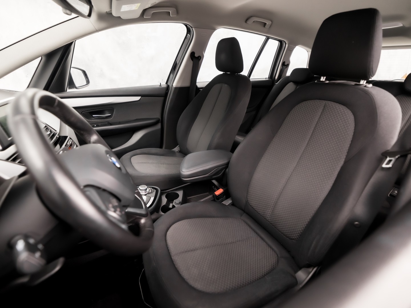 BMW 2 Serie 220i High Executive 7 Persoons 192Pk Automaat (NAVIGATIE, 4 CILINDER, 1e EIGENAAR, CLIMATE, GETINT GLAS, PARKEERSENSOREN, SPORTSTOELEN, CRUISE, NIEUWE APK, NIEUWSTAAT)