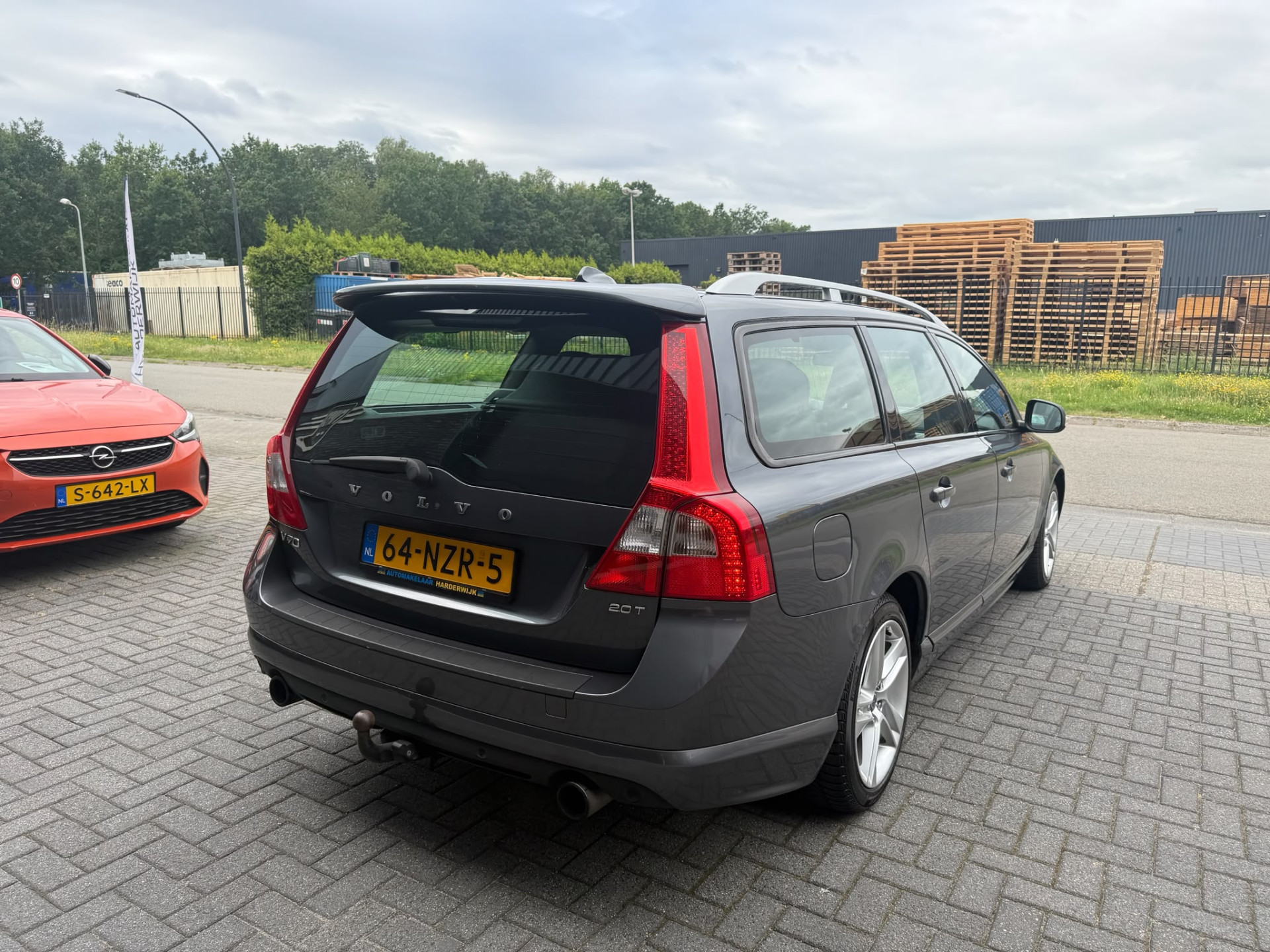 Volvo V70 2.0T R-Edition | 3E EIGENAAR | AUTOMAAT | LEDER | NAVI | XENON | CRUISE | TREKHAAK |