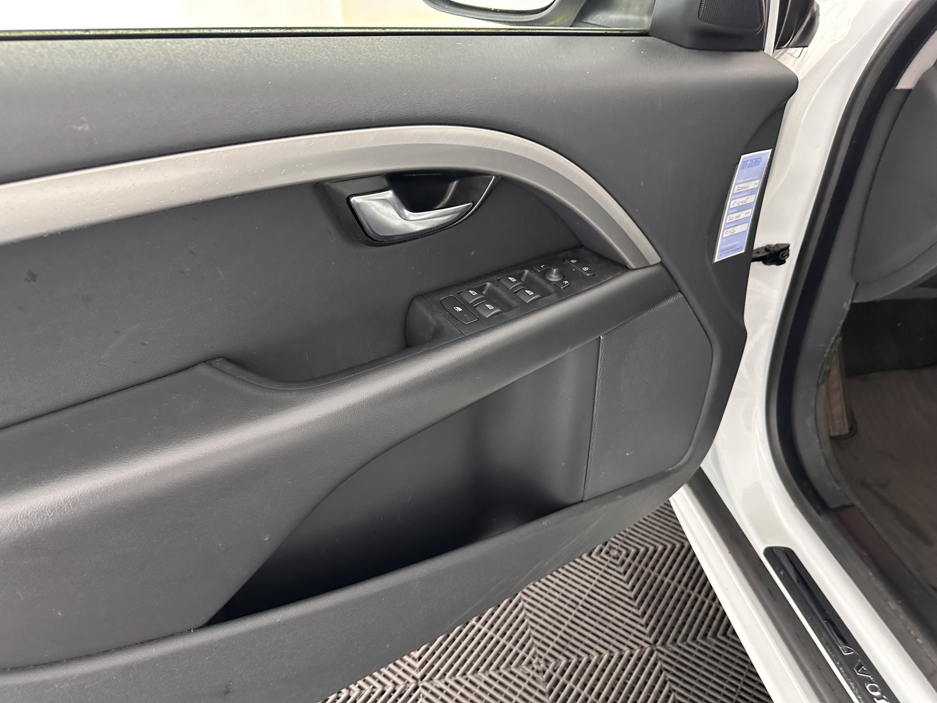 Volvo V70 1.6 D2 Kinetic Sport-Pack Aut. *NAVI-FULLMAP | COMFORT-SEATS | ECC | SIPS | PDC | CRUISE | PRIVACY-GLASS | TOWBAR | 17''ALU*