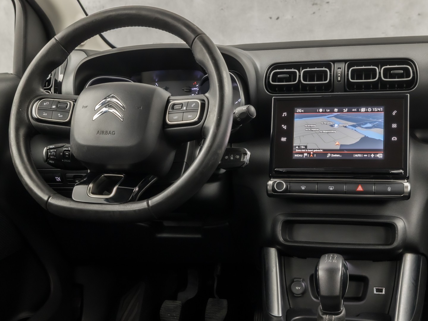Citroën C3 Aircross 1.2 PureTech S&S Sport (APPLE CARPLAY, GROOT NAVI, LM VELGEN, TREKHAAK, GETINT GLAS, SPORTSTOELEN, CRUISE, NIEUWE APK, NIEUWSTAAT)