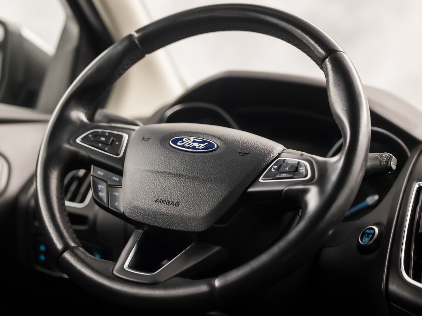 Ford Focus Wagon 1.0 Titanium Sport (APPLE CARPLAY, NAVIGATIE, CLIMATE, GETINT GLAS, SPORTSTOELEN, KEYLESS, PARKEERSENSOREN, NIEUWE APK, NIEUWSTAAT)