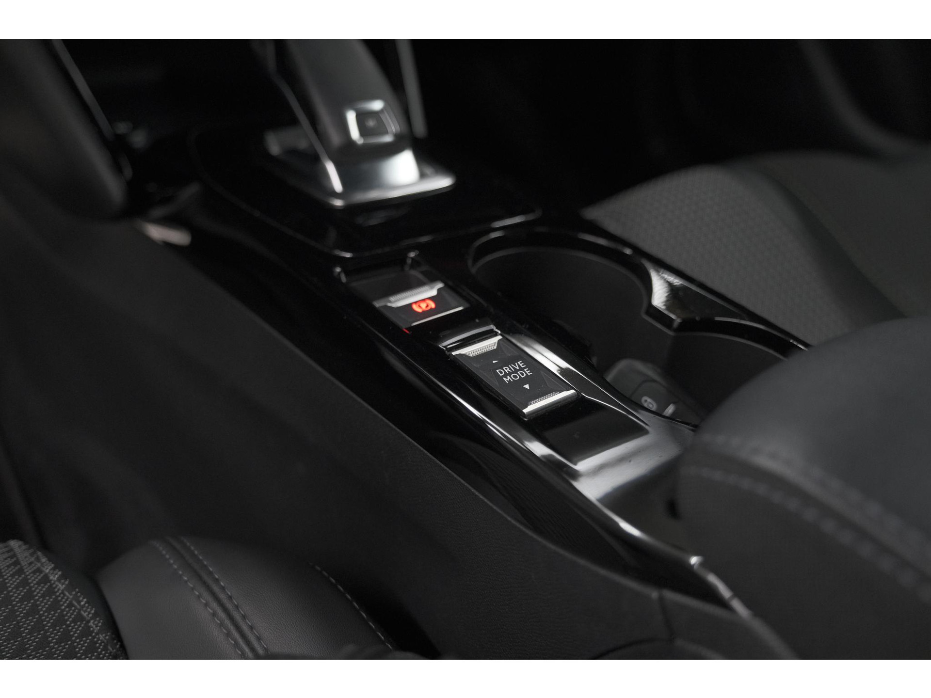 Peugeot 208 PureTech 100 EAT8 GT | Camera | Dodehoekdetectie | Navigatie | Apple Carplay