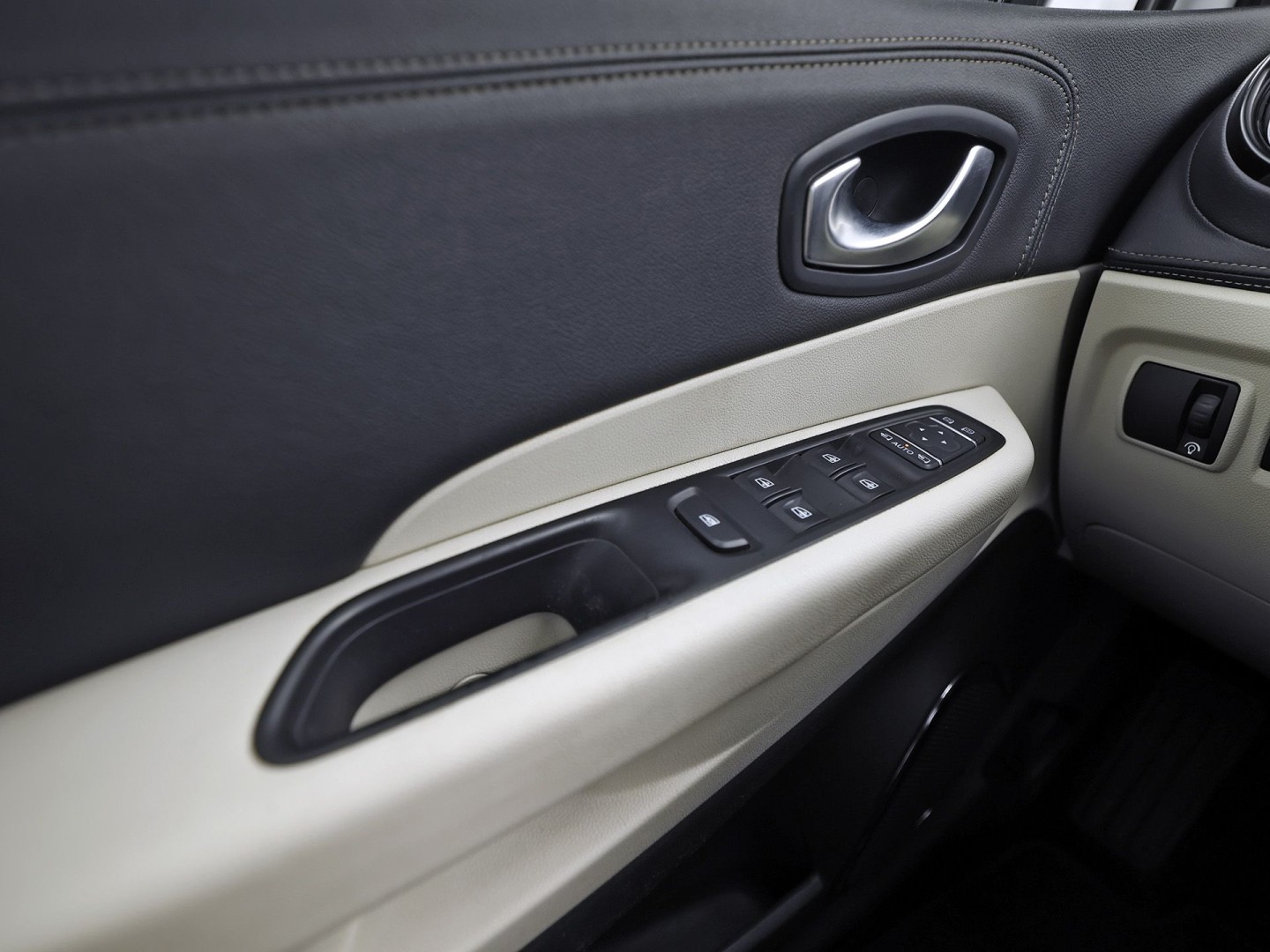 Renault Captur 1.2 TCe Initiale Paris (PANORAMADAK, NAVIGATIE, LEDER, STOELVERWARMING, CLIMATE, CAMERA, SPORTSTOELEN, GETINT GLAS, CRUISE, NIEUWSTAAT)