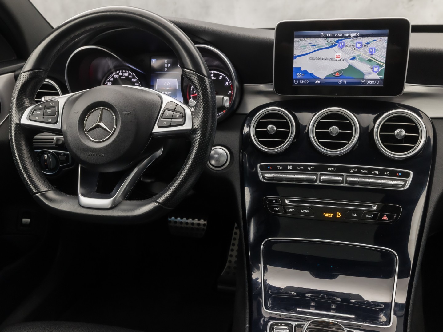 Mercedes-Benz C-Klasse 180 AMG Sport 156Pk Automaat (PANORAMADAK, NAVIGATIE, LEDER, ELEK SPORTSTOELEN, STOELVERWARMING, ELEK ACHTERKLEP, GETINT GLAS, ZWART HEMEL, NIEUWSTAAT)