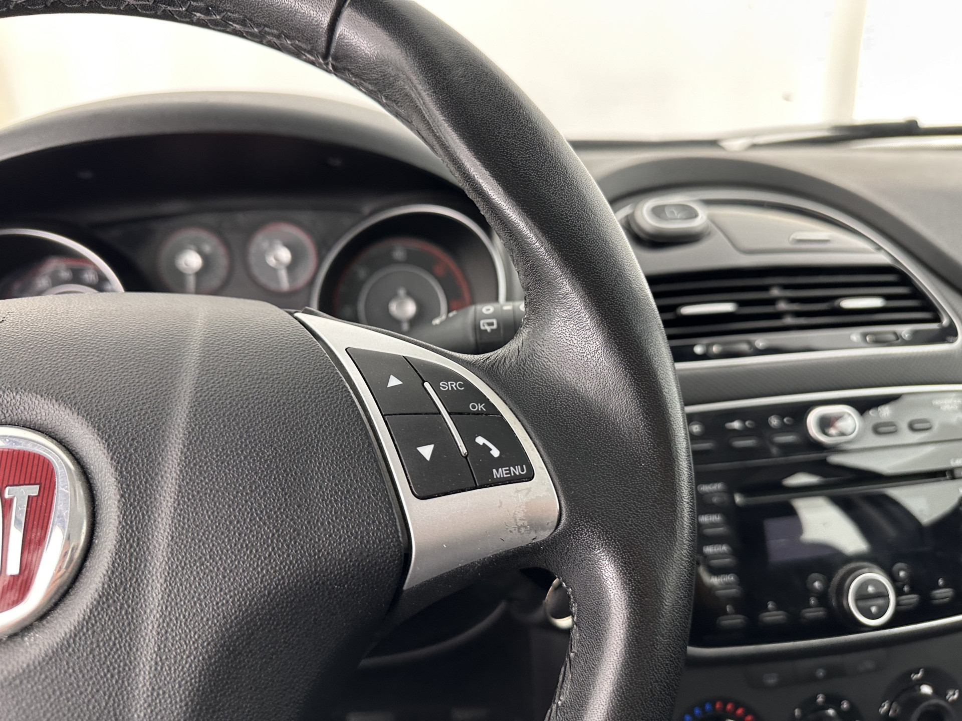 Fiat Punto Evo 1.3 M-Jet Street Pack-Easy *AIRCO | CRUISE | COMFORT-SEATS | SIDE-SKIRTS | PDC | TOWBAR | RADIO-CD | 15"ALU*