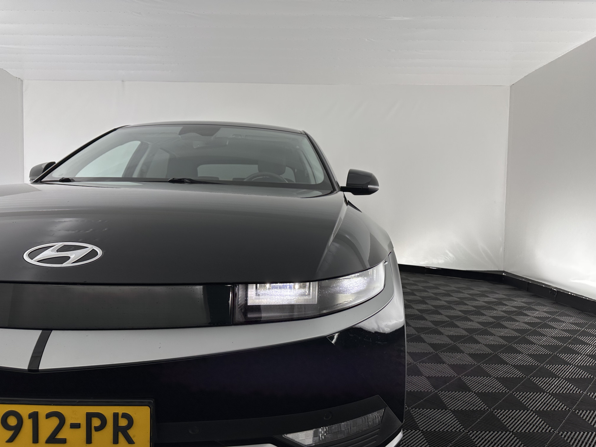 Hyundai IONIQ 5 Connect+ 73kWh (3-Fase-11kW) {SOH-98%} INCL-BTW) Aut *HEATPUMP | LEATHER-FABRIC | BOSE-AUDIO | FULL-LED | DIGI-COCKPIT | AMBIENTLIGHT | DAB | SHIFTPADDLES | HEAD-UP | NAVI-FULLMAP | KEYLESS | CAMERA | HEATED-COMFORTSEATS | TOWBAR*