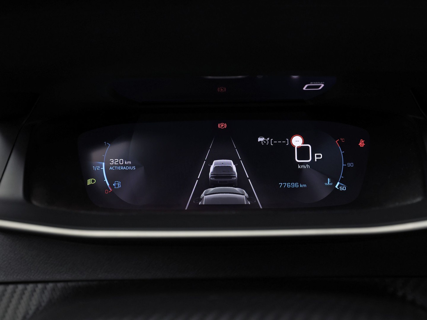Peugeot 208 1.2 PureTech Allure Pack Automaat (VIRTUAL COCKPIT, BLACK PACK, APPLE CARPLAY, GROOT NAVI, 360 CAMERA, SPORTSTOELEN, GETINT GLAS, LM VELGEN, NIEUWSTAAT)