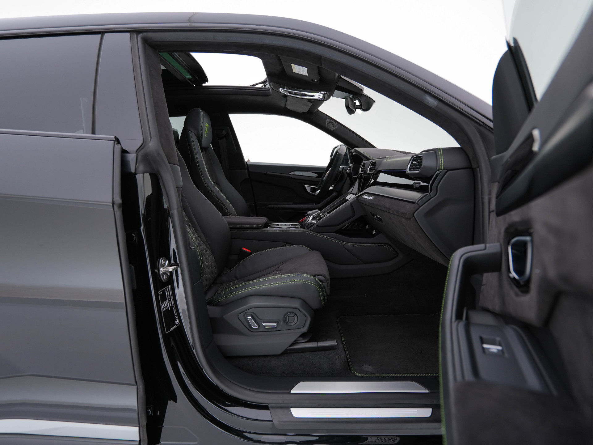 Lamborghini Urus 4.0 V8 Pearl Capsule (INCL-BTW) *CERAMIC-BRAKES | PANO | HEAD-UP | SOFT-CLOSE | LEATHER-ALCANTARA | FULL-LED | NIGHT-VISION | BANG&OLUFSEN | MEMORY-PACK | HEATED-SPORTSEATS | TOP-VIEW | ADAPTIVE-CRUISE | ...