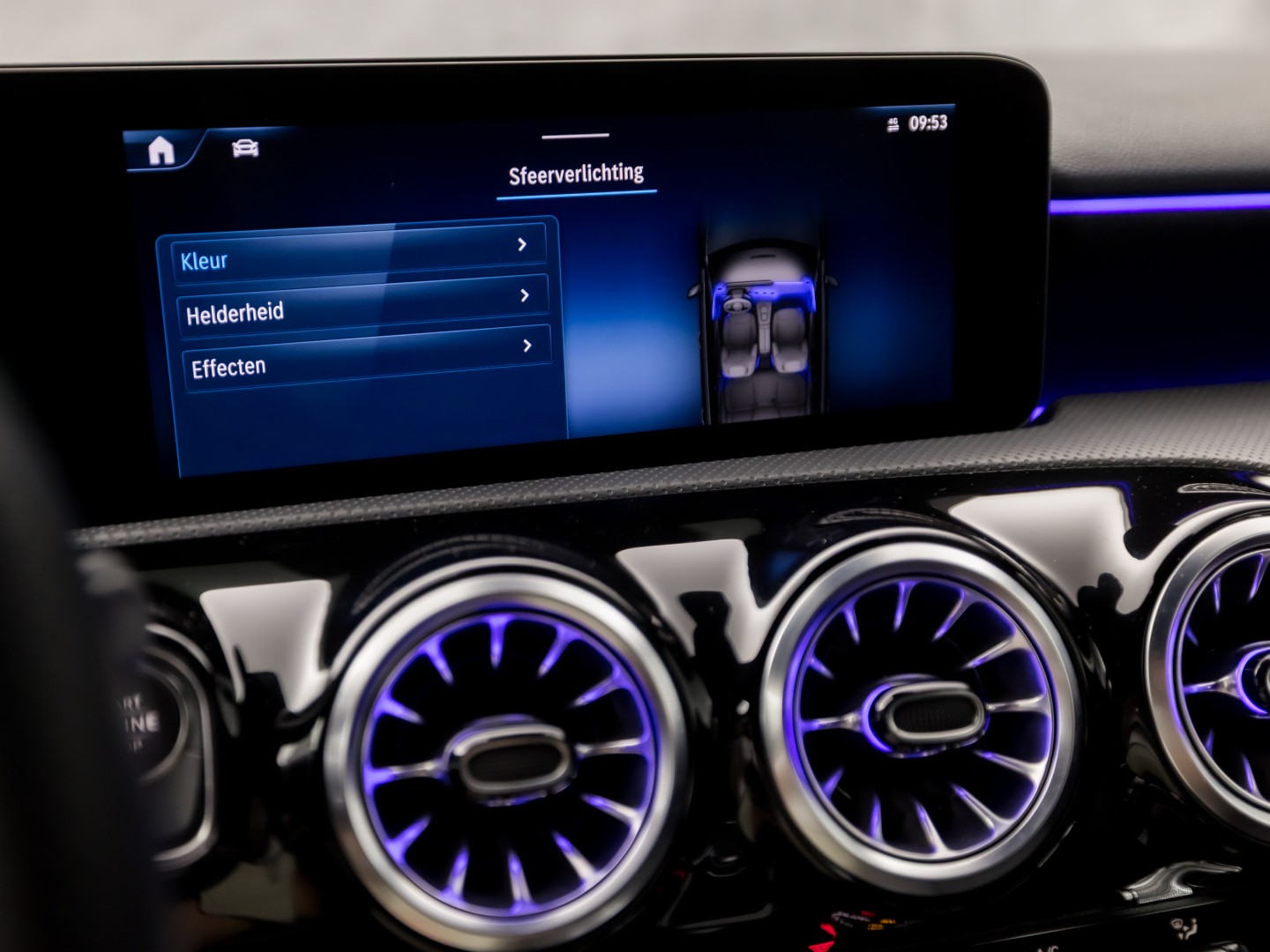 Mercedes-Benz A-Klasse 180 AMG Line Automaat (FABRIEKSGARANTIE, APPLE CARPLAY, GROOT NAVI, SFEERVERLICHTING, CAMERA, KUIPSTOELEN, STOELVERWARMING, GETINT GLAS, NIEUWSTAAT)