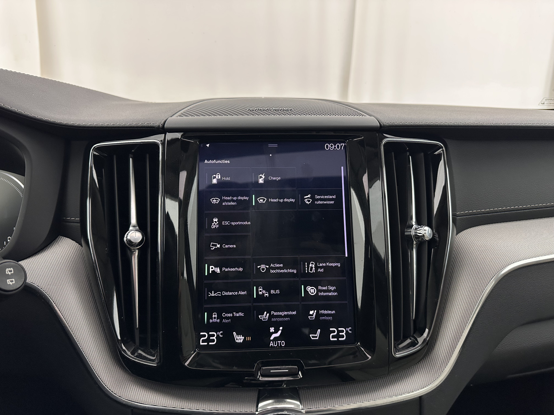 Volvo XC60 2.0 T8 Twin Engine AWD Inscription (Plug-In) (INCL-BTW) Aut. *PANO | LEATHER | FULL-LED | MEMORY-PACK | HARMAN/KARDON | TOPVIEW | DIGI-COCKPIT | KEYLESS | HEATED-SPORTSEATS | NAVI-FULLMAP | ECC | PDC | ADAPTIVE-CRUISE | TOWBAR | HEAD-UP