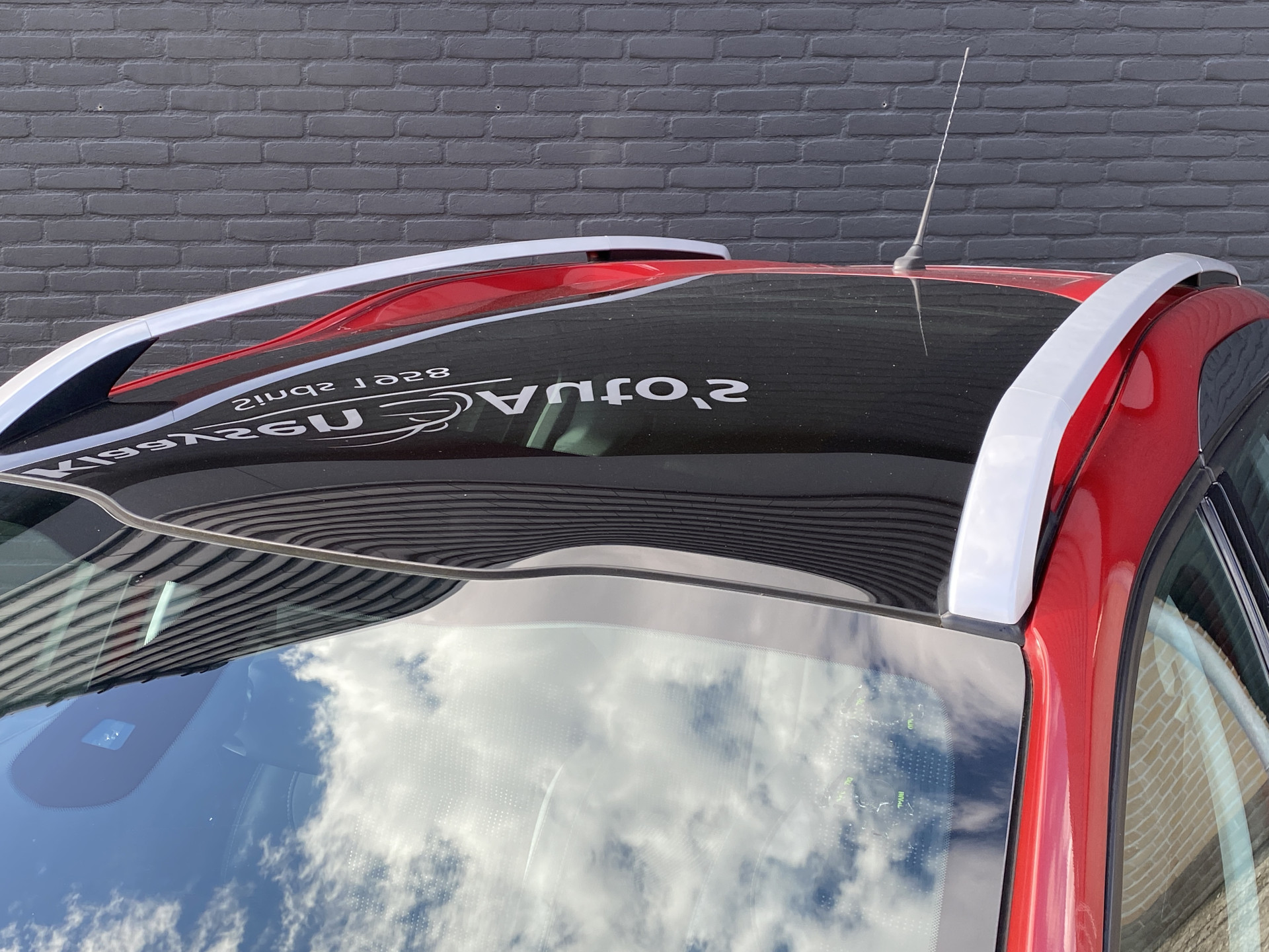 Peugeot 2008 1.2 PureTech Allure AUT. | dealer onderh. | panoramadak | trekhaak | navigatie | cruise control | all season banden