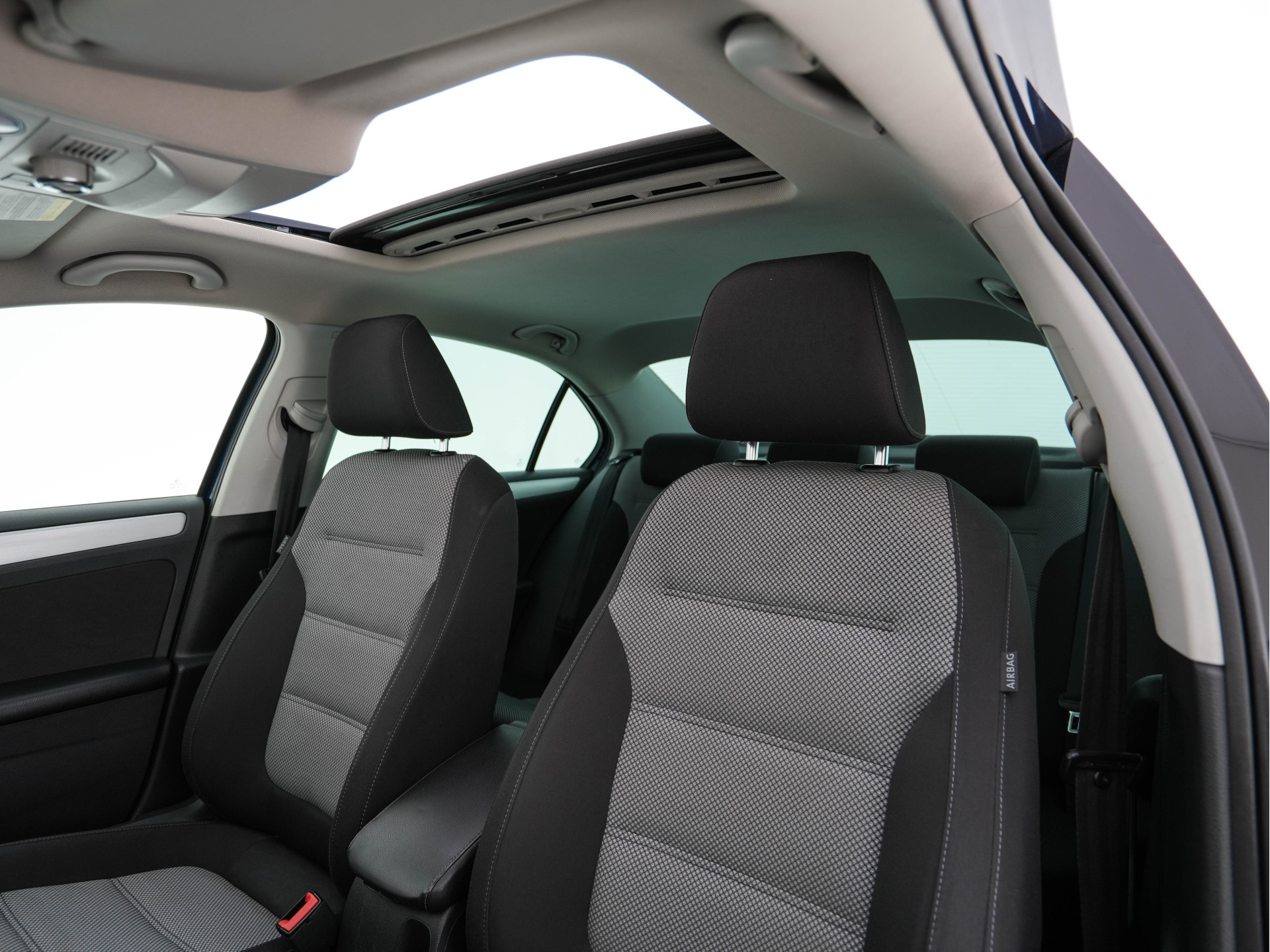 Volkswagen Jetta 1.4 TSI Hybrid Highline Executive-Pack Aut. *PANO | BI-XENON | NAVI-FULLMAP | CAMERA | HEATED-COMFORTSEATS | ECC | PDC | PRIVACY-GLASS | CRUISE | RADIO-CD | SHIFT-PADDLES | 17''ALU*