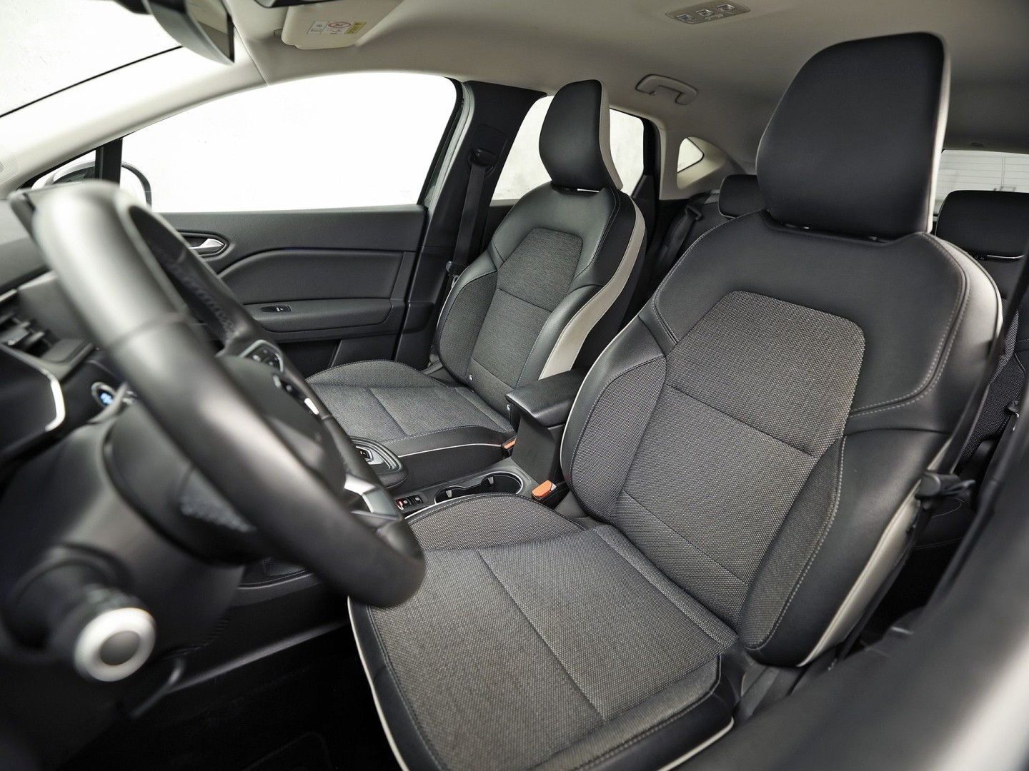 Renault Captur 1.6 E-Tech Plug-in Hybrid 160 Sport 160Pk Automaat (VIRTUAL COCKPIT, APPLE CARPLAY, GROOT NAVI, CAMERA, SPORTSTOELEN, LEDER, GETINT GLAS, LANE ASSIST, NIEUWSTAAT)