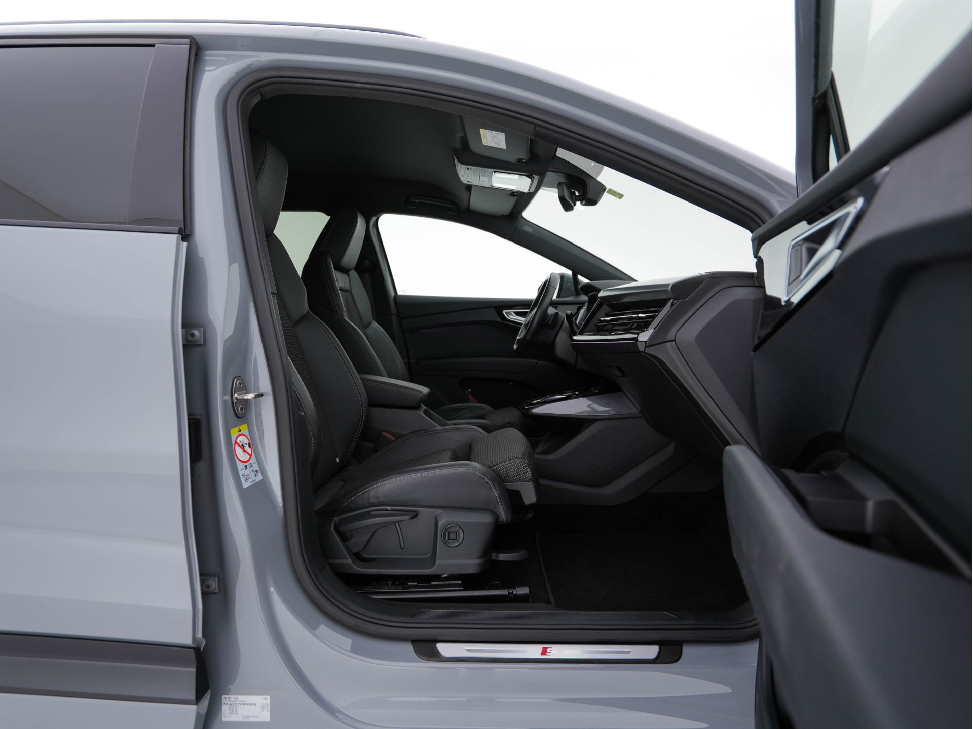 Audi Q4 e-tron 40 S-line Launch edition Competition 77 kWh [ 3-Fase-11kW ] {SOH-93%} (INCL-BTW) *HEATPUMP | LEATHER-FABRIC | SONOS-AUDIO | MATRIX-LED | ADAPTIVE-CRUISE | HEATED-SPORTSEATS | AMBIENTLIGHT | DIGI-COCKPIT | CAMERA | KEYLESS | DAB+ | NAVI-FULL