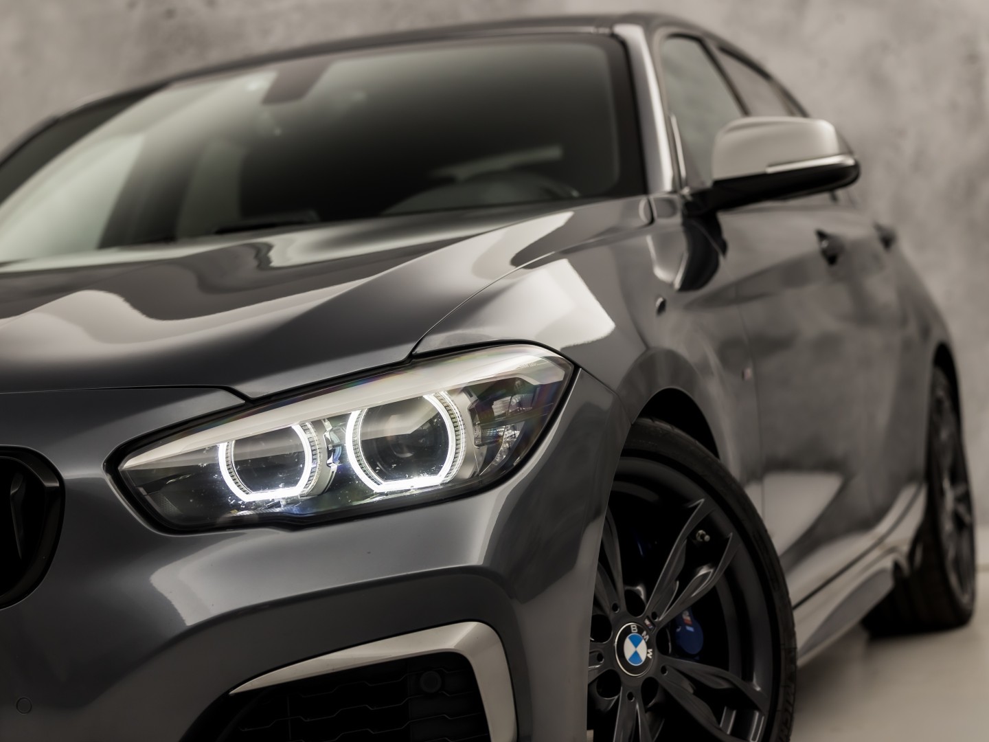 BMW M140i M Sport High Executive 340Pk Automaat (6 CILINDER, M PAKKET, HARMAN/KARDON, ALCANTARA, CAMERA, SPORTSTOELEN, M SPORTREMMEN, NAVIGATIE, STOELVERWARMING, GETINT GLAS, NIEUWSTAAT)