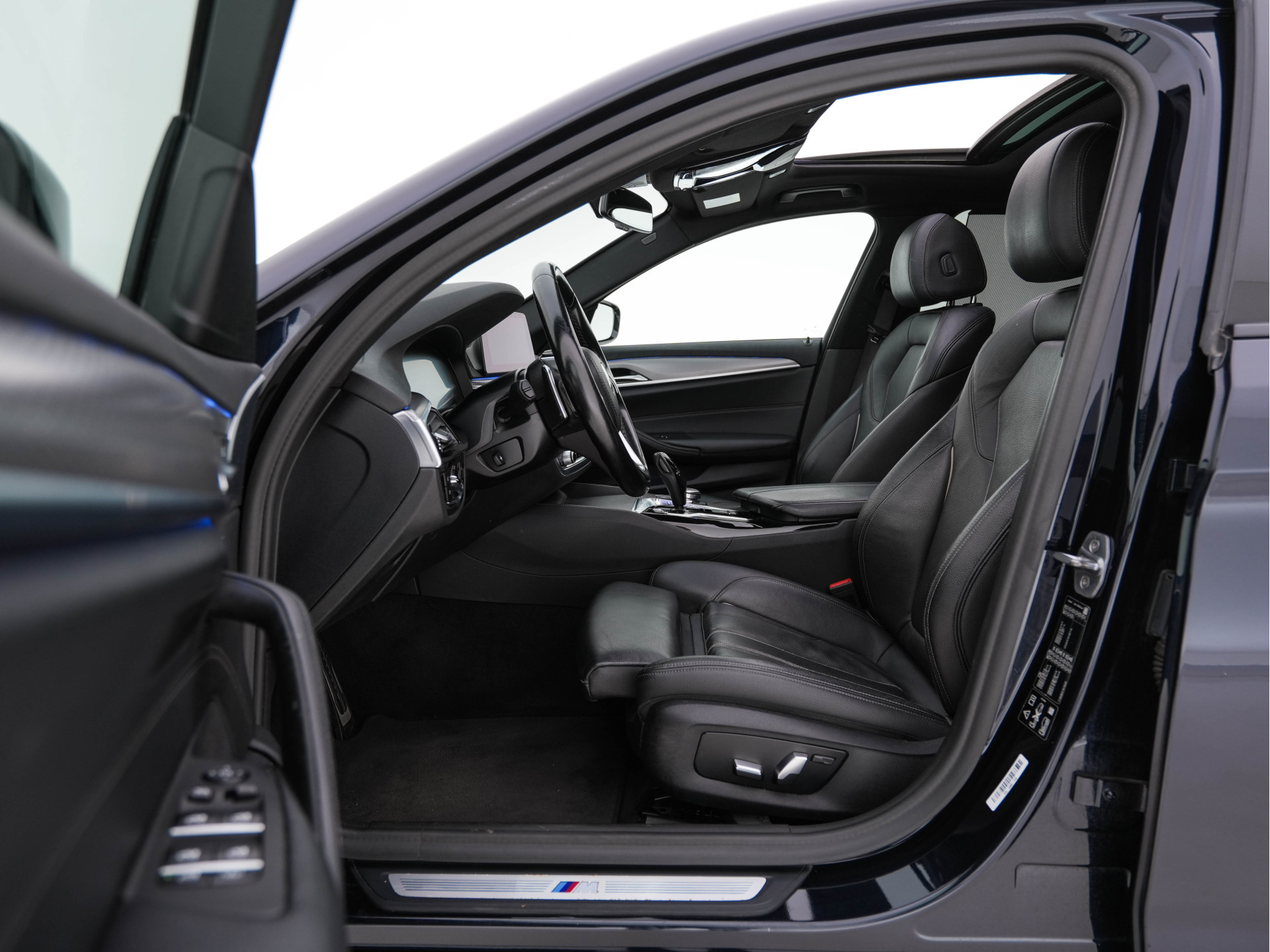 BMW 5-serie 520d xDrive M-Sport-Pack High Executive (INCL-BTW) Aut. *PANO | LUXURY-LEATHER | FULL-LED | HEAD-UP | DIGI-COCKPIT | NAVI-FULLMAP | TOP-VIEW | MEMORY-PACK | ECC | AMBIENT-LIGHT | PDC | CRUISE | SHIFT-PADDLES | TOWBAR  | 20''ALU*