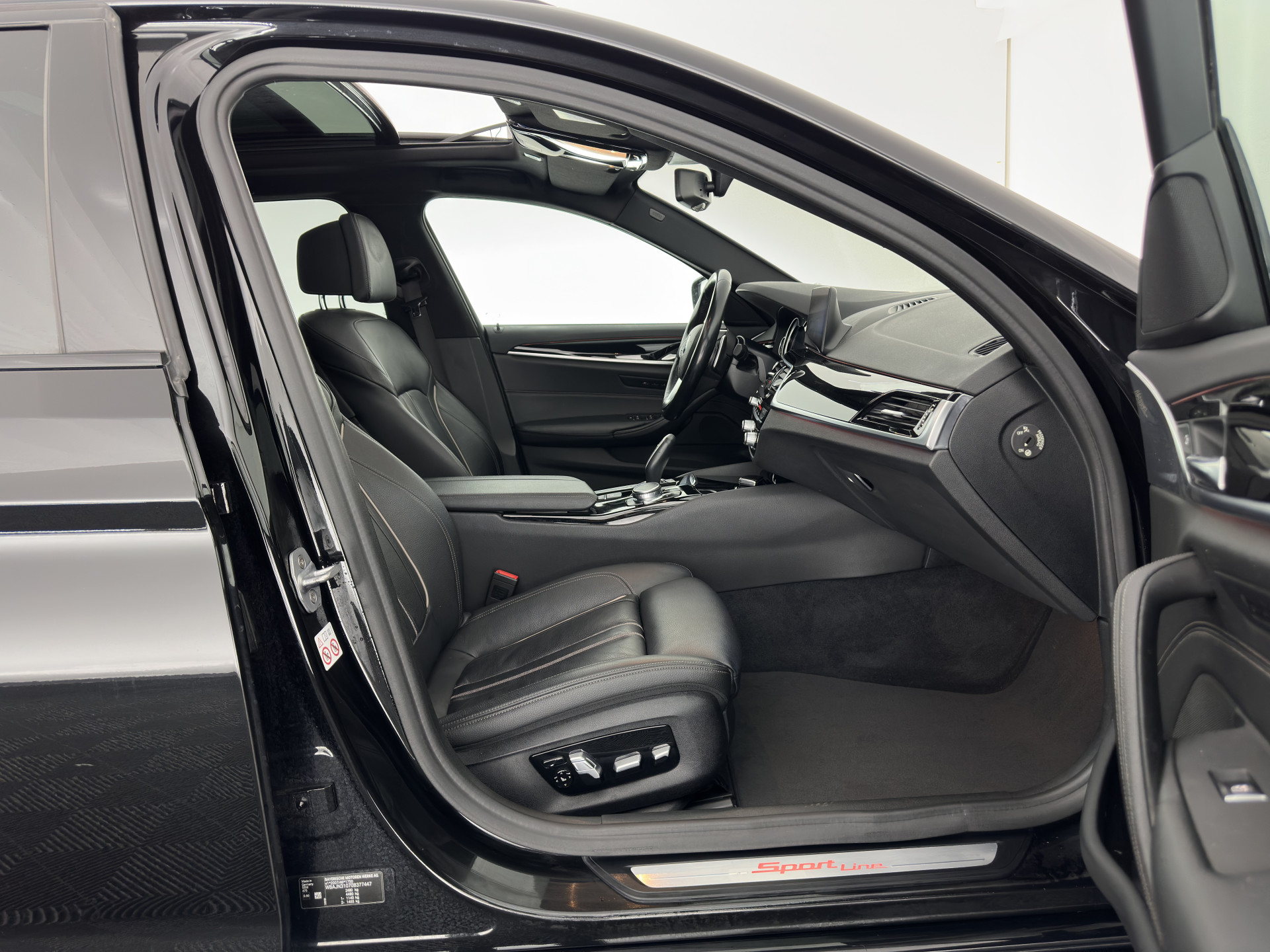 BMW 5-serie Touring 530d Sportline High Executive Aut. *PANO | LEATHER | FULL-LED | MEMORY-PACK | TOP-VIEW | HEATED-COMFORTSEATS | NAVI-FULLMAP | PRIVACY-GLASS | AMBIENT-LIGHT | ECC | CARPLAY | PDC | TOWBAR | SHIFT-PADDLES | 20"ALU*