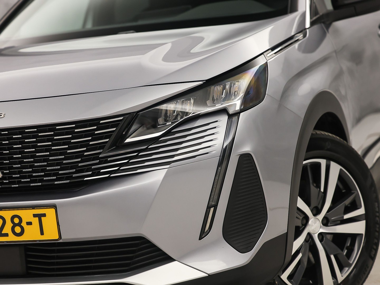 Peugeot 3008 1.6 HYbrid 225 Allure Sport 225Pk Automaat (APPLE CARPLAY, GROOT NAVI, KEYLESS, LEDER, 360 CAMERA, SPORTSTOELEN, ZWART HEMEL, GETINT GLAS, NIEUWSTAAT)