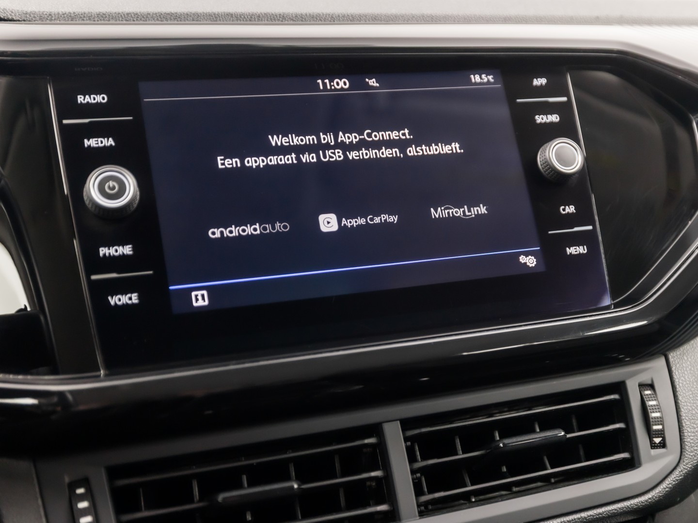 Volkswagen T-Cross 1.0 TSI Sport (APPLE CARPLAY, CAMERA, GETINT GLAS, CRUISE, LM VELGEN, SPORTSTOELEN, NIEUWSTAAT)