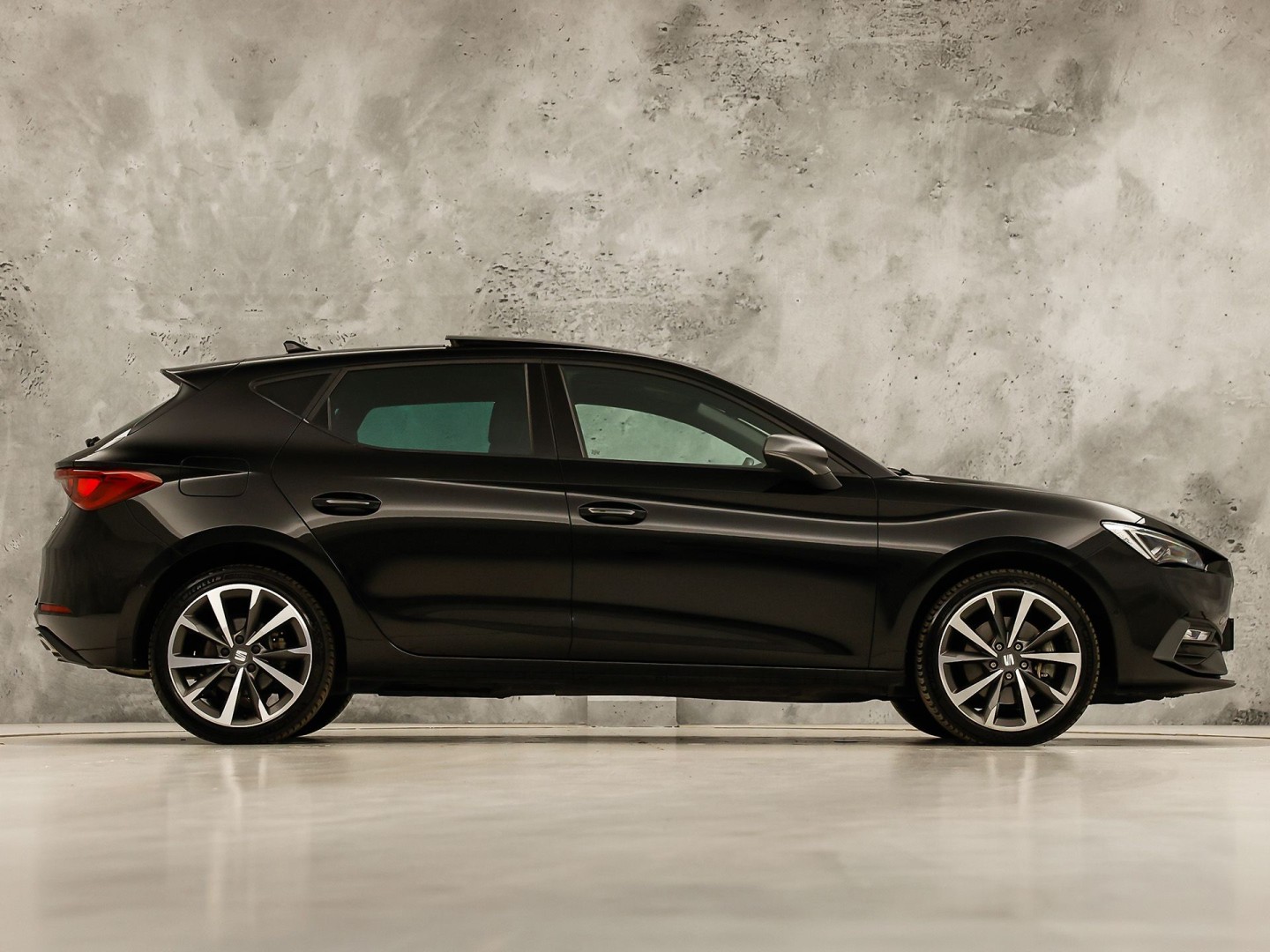 SEAT Leon 1.4 TSI eHybrid PHEV FR 204Pk Automaat (PANORAMADAK, SOH 97,5%, APPLE CARPLAY, MEMORY SEAT, LEDER/ALCANTARA, CAMERA, GETINT GLAS, KEYLESS, ADAPTIVE CRUISE, ZWART HEMEL, NIEUWSTAAT)