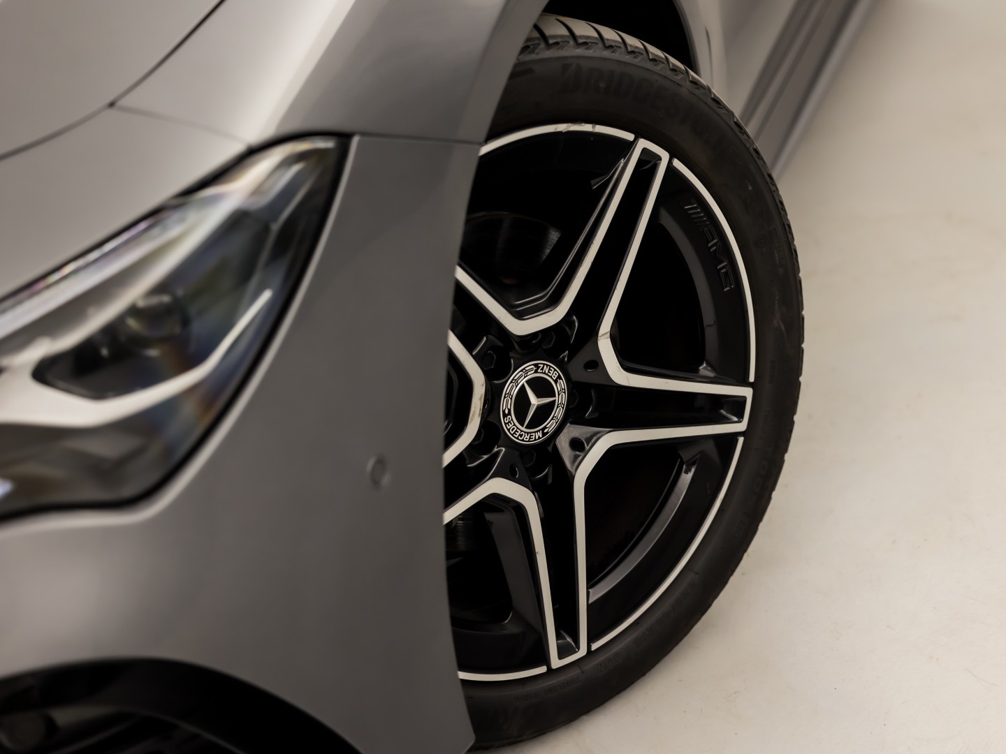Mercedes-Benz CLA-Klasse 180 AMG Sport Automaat (GROOT NAVI, LOGISCH NAP, CAMERA, LEDER, SPORTSTOELEN, GETINT GLAS, STOELVERWARMING, ELEK ACHTERKLEP, NIEUWSTAAT)