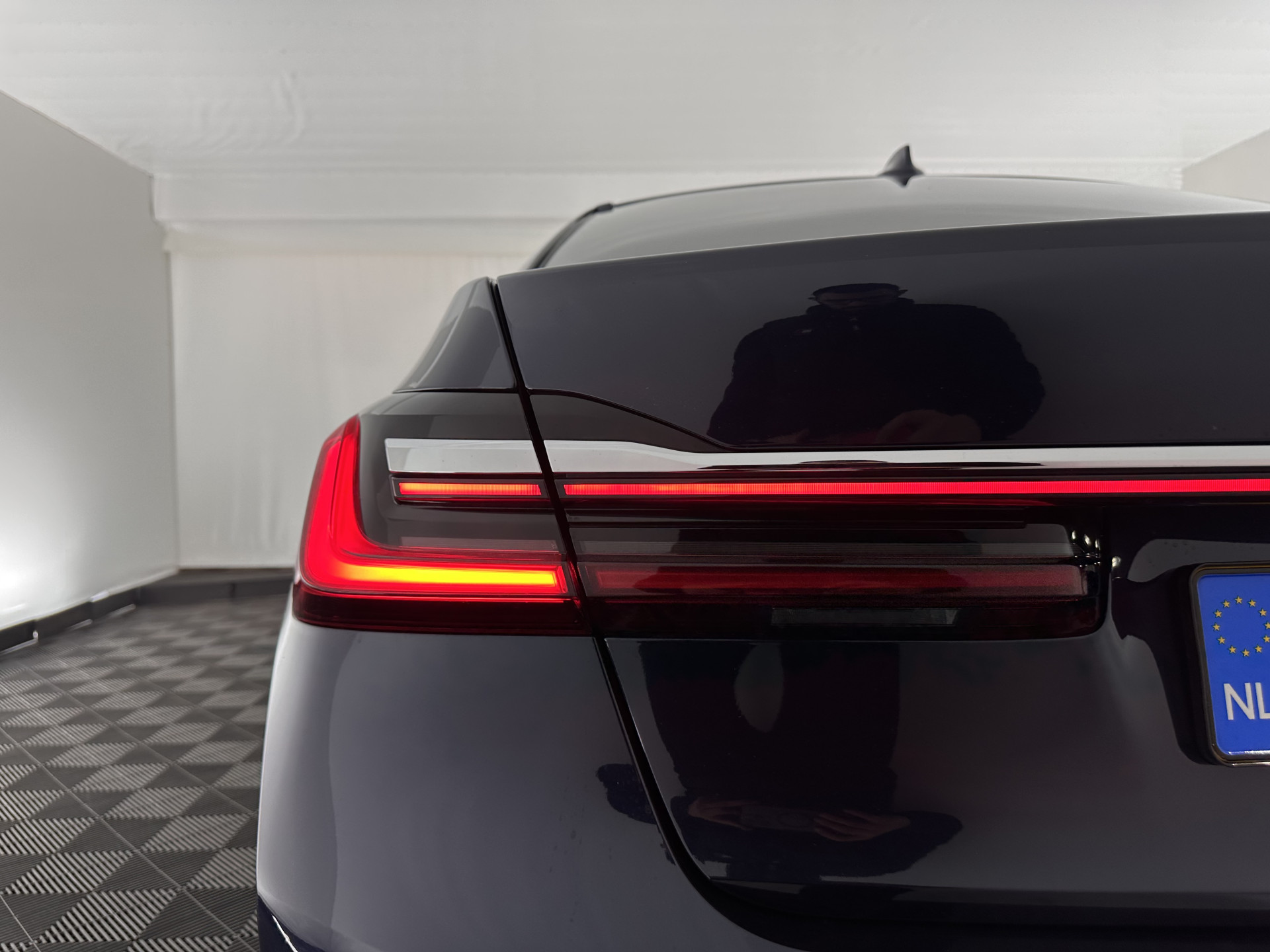 BMW 7-serie 745Le (Plug-in) (INCL-BTW) *PANO | LEATHER | FULL-LED | HEAD-UP | BLINDSPOT | MEMORY-PACK | DIGI-COCKPIT | KEYLESS | DAB+ | CAMERA | HEATED-COMFORTSEATS | AMBIENTLIGHT | CARPLAY | SHIFTPADDLES | 18''ALU*