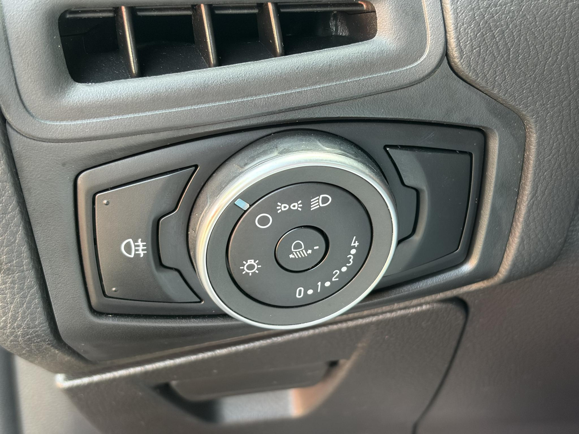Ford Focus 1.0 Trend Edition Dealer Onderhouden,Trekhaak,Navi,Airco,Cruise,2e Eigenaar,N.A.P,102pk,Apk tot 09-2027
