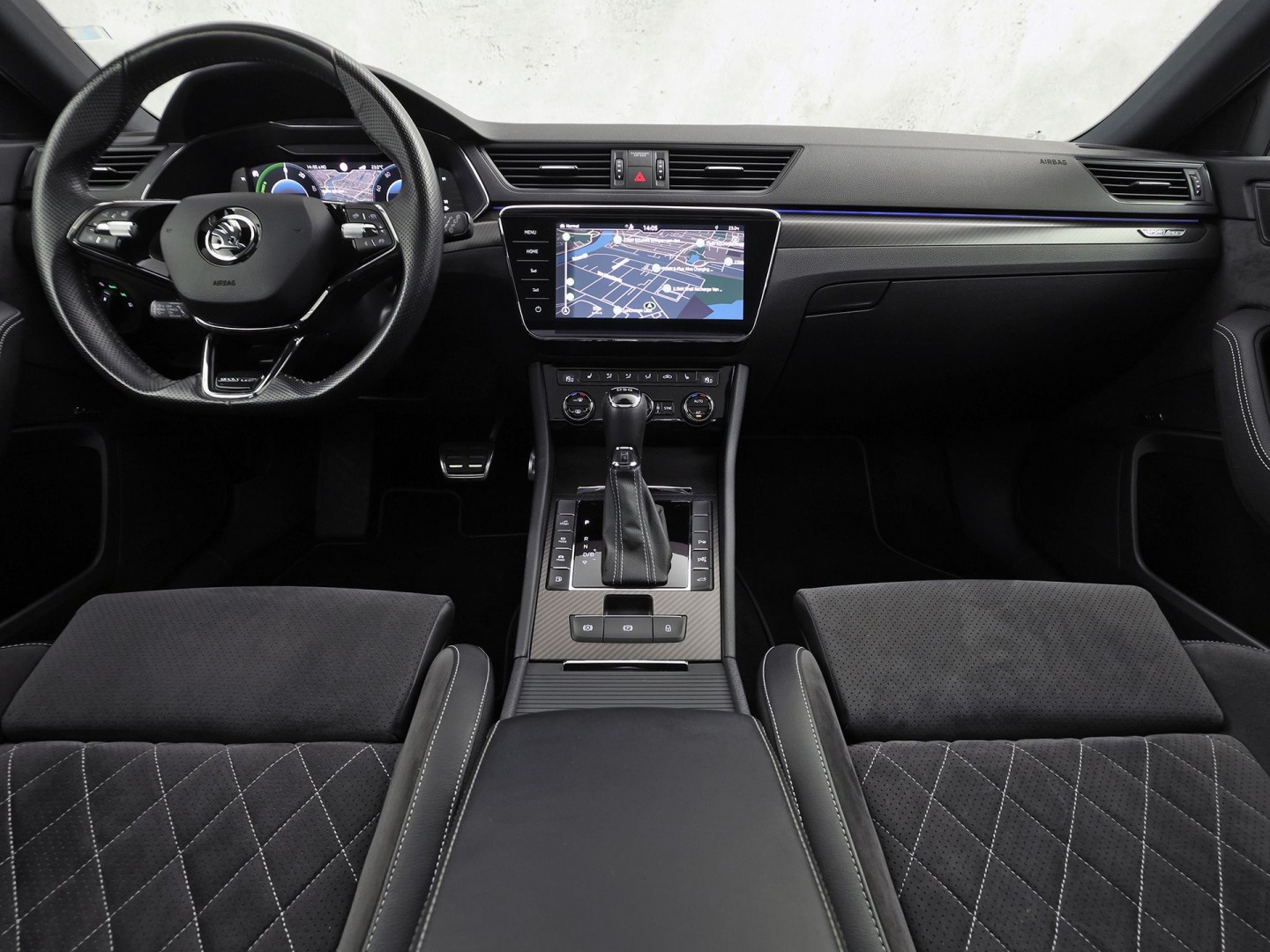 Škoda Superb Combi 1.4 TSI iV Sportline 218Pk Automaat (PANORAMADAK, 360 CAMERA, VIRTUAL COCKPIT, MEMORY SEATS, CANTON AUDIO, STOELVERWARMING, ADAPTIVE CRUISE, SFEERVERLICHTING, APPLE CARPLAY, NIEUWSTAAT)