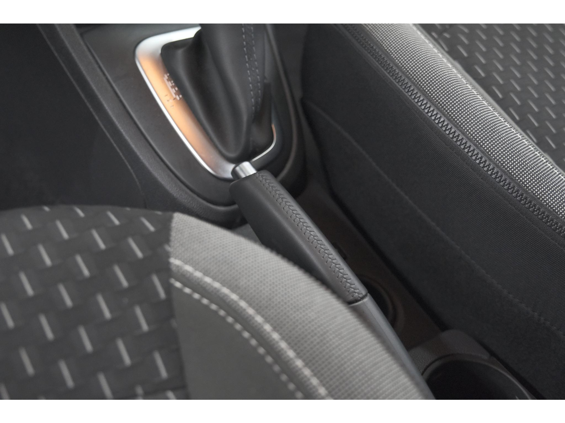 Renault Captur TCe 120 EDC Intens | Trekhaak | Camera | Navigatie | Parkeersensoren
