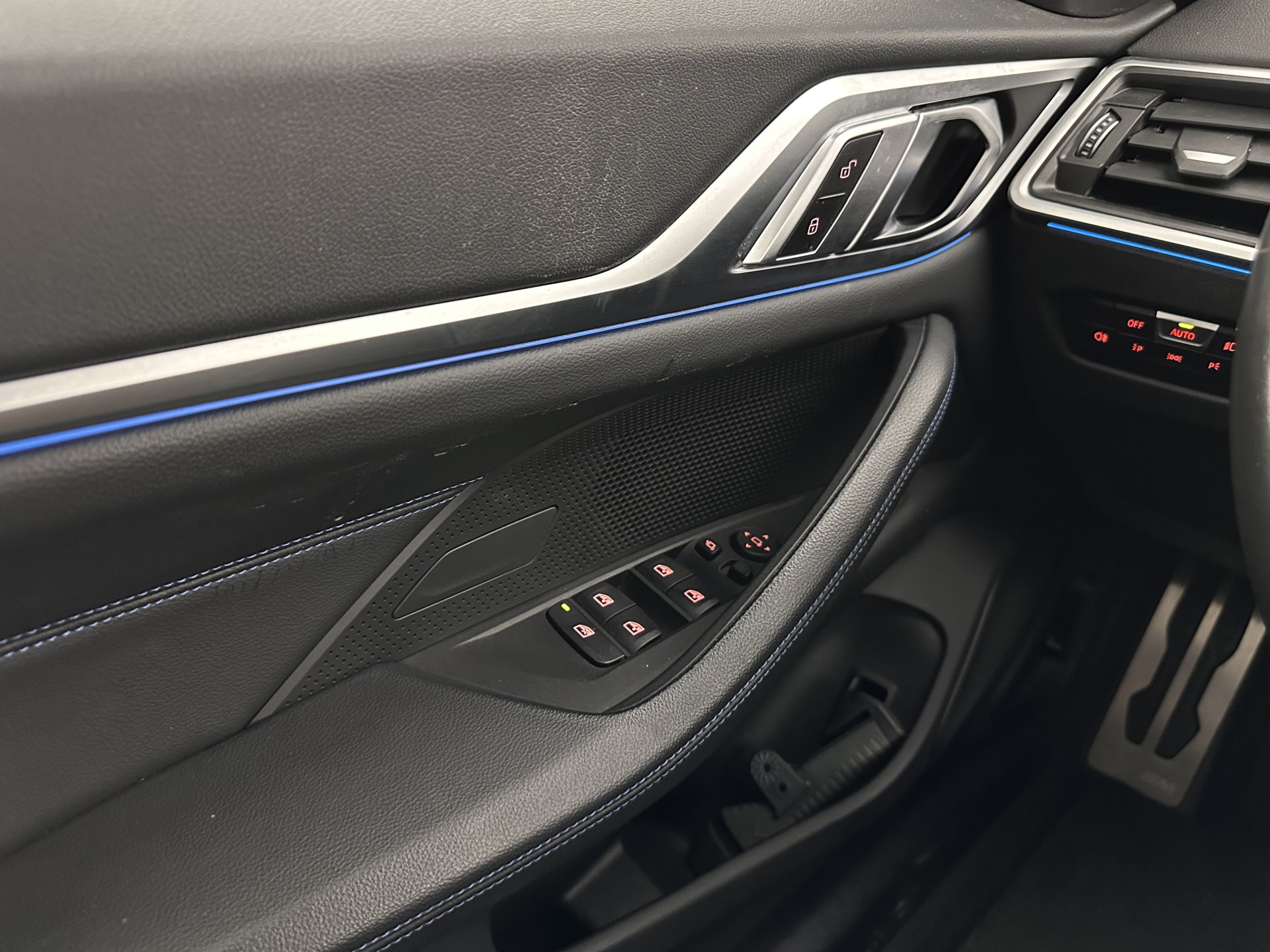 BMW i4 eDrive40 84 kWh M-Sport *M50 JAHRE* [ 3-Fase-11 kW ] {SOH-96%} (INCL-BTW) *LEATHER-ALCANTARA | FULL-LED | ADAPTIVE-CRUISE | HEATED-SPORTSEATS | CAMERA | DAB | DIGI-COCKPIT | NAVI-FULLMAP | AMBIENT-LIGHT | ECC | PDC | CARPLAY | KEYLESS | SHIFTPADDLE