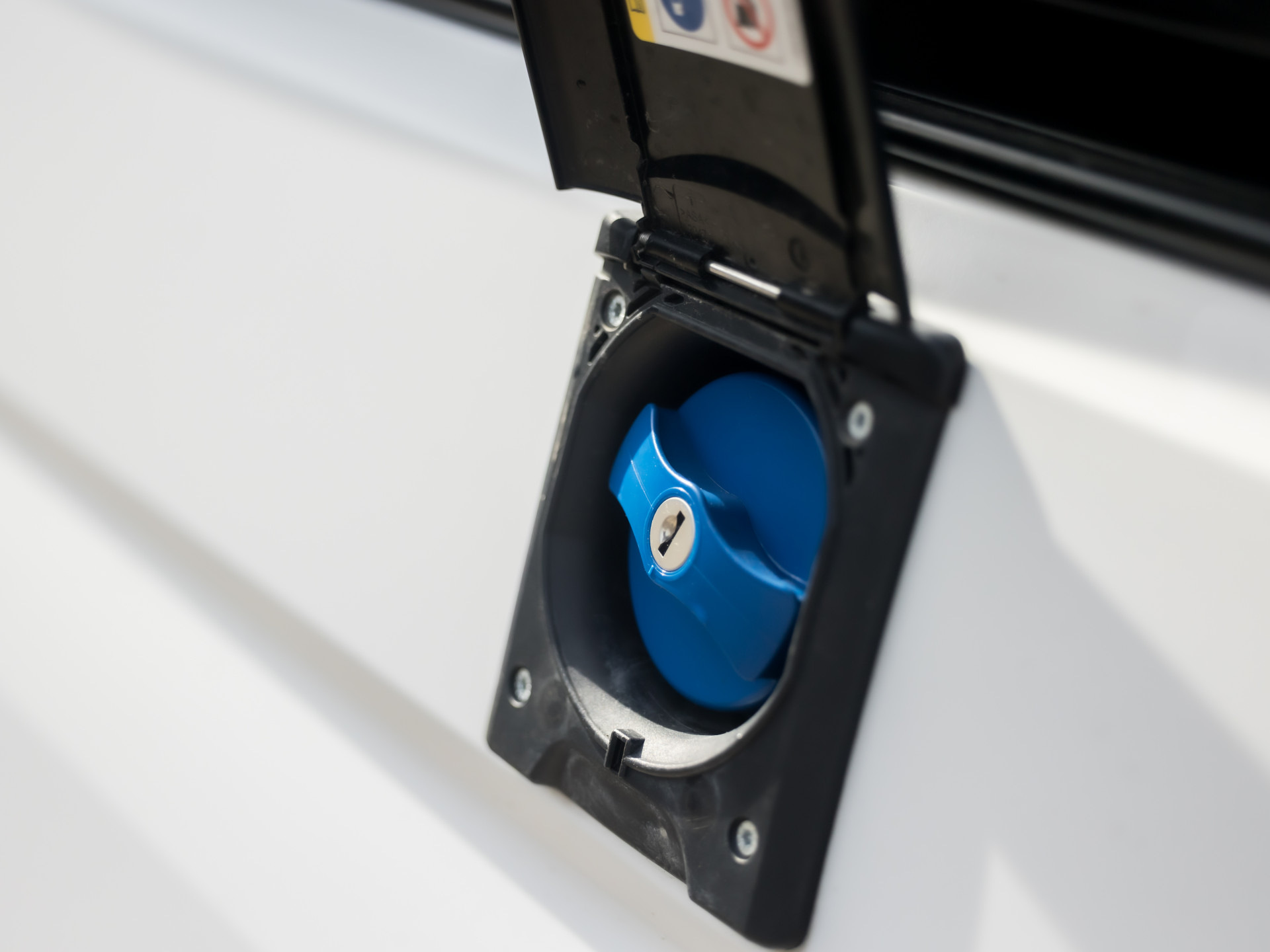 Volkswagen Crafter Grand California XXL 177Pk Automaat (LED KOPLAMPEN, STOELVERWARMING, KEUKEN, CENTRALE VERWARMING, KOELKAST, TOILET, DOUCHE, THULE ZONNESCHERM, FIETSENDRAGER, ZOET WATER)