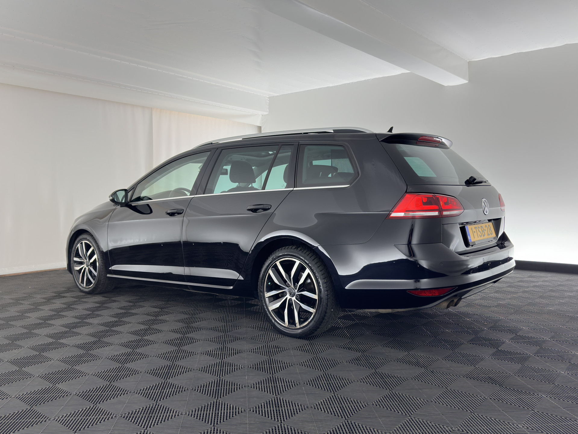 Volkswagen Golf Variant 1.4 TSI Highline Aut. *PANO | ADAPTIVE-CRUISE | LEATHER-FABRIC | XENON | DYNAUDIO-SOUND | KEYLESS | NAVI-FULLMAP | HEATED-ERGONOMIC-SPORTSEATS | ECC | PRIVACY-GLASS | PARKPILOT | 17''ALU*
