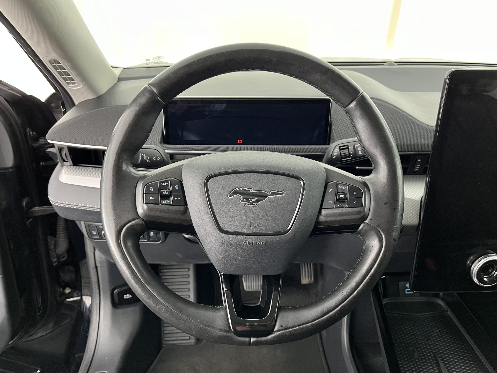 Ford Mustang Mach-E RWD 75 kWh [ 3-Fase-11kW ] {SOH-83%} (INCL-BTW)  Aut. *LEATHER | FULL-LED | DAB | DIGI-COCKPIT | KEYLESS | NAVI-FULLMAP | CARPLAY | HEATED-COMFORTSEATS | TOPVIEW | ADAPTIVE-CRUISE | PRIVACY-GLASS | 18'' ALU*