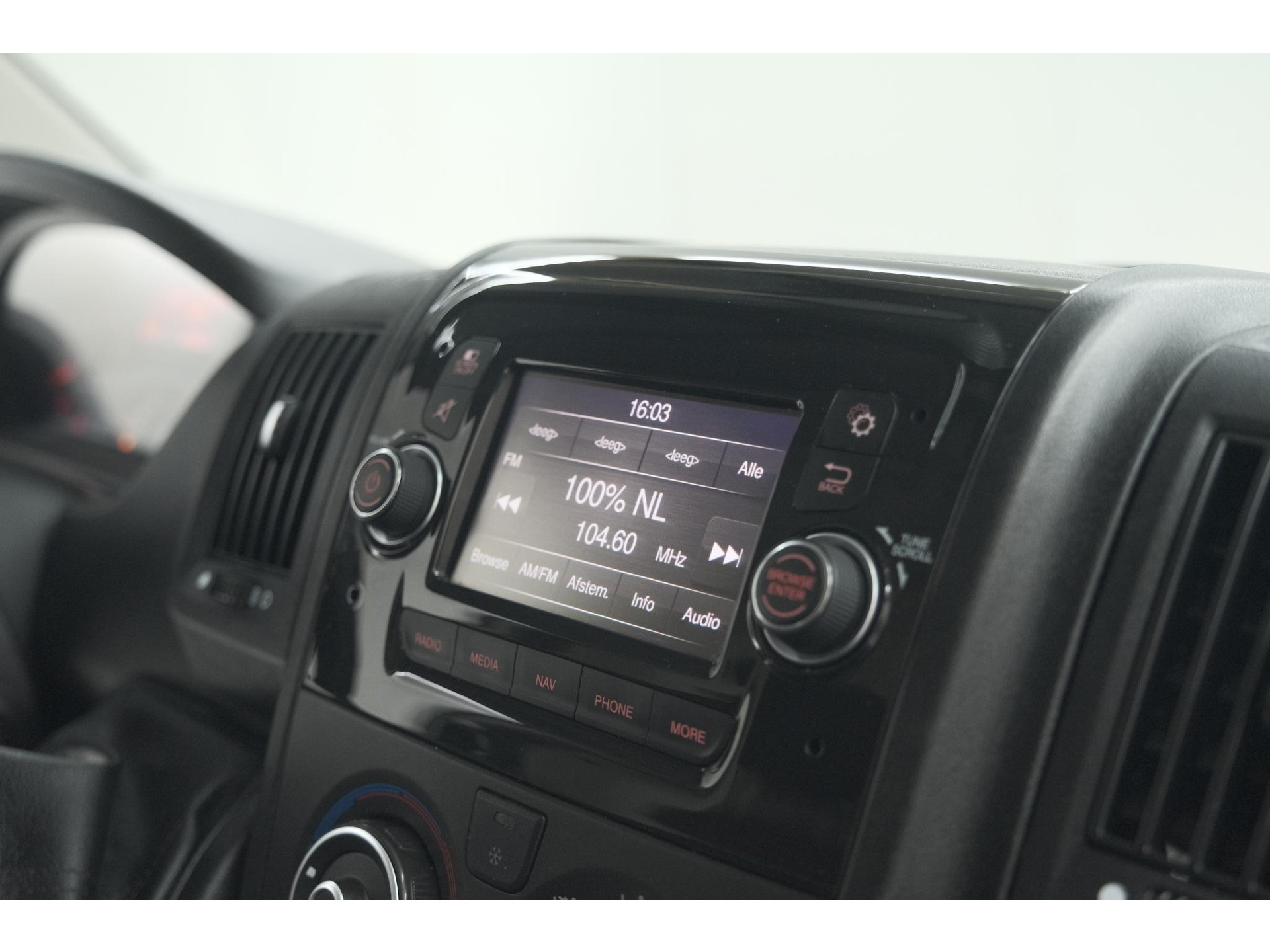 Peugeot Boxer 330 2.2 BlueHDi 140 L2H2 Premium | Navigatie | Houtenvloer In Laadruimte | Airco