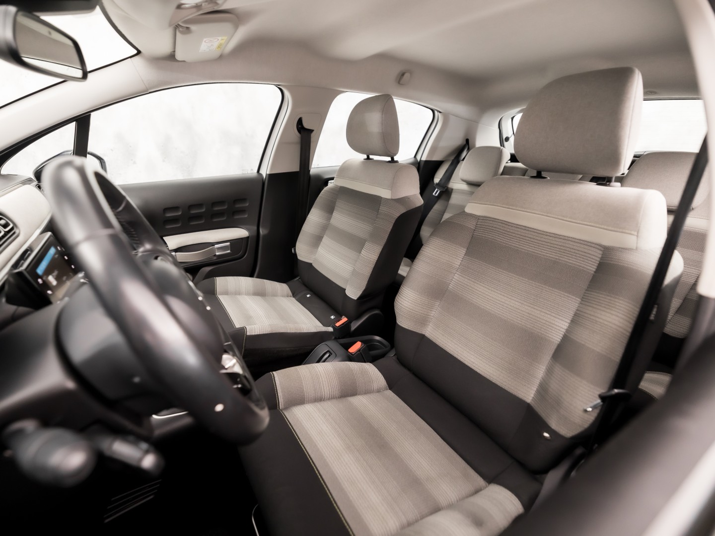 Citroën C3 1.2 PureTech S&S Shine Sport 110Pk (APPLE CARPLAY, GROOT NAVI, STOELVERWARMING, SPORTSTOELEN, CRUISE, LANE ASSIST, NIEUWSTAAT)