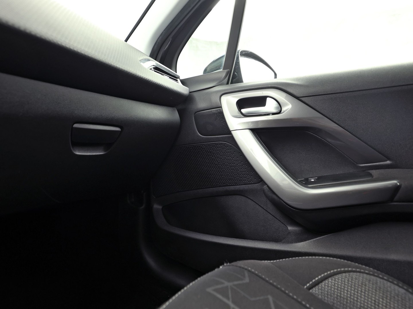 Peugeot 2008 1.2 PureTech Sport (SCHERM, CRUISE, SPORTSTOELEN, NIEUWE APK, NIEUWSTAAT)