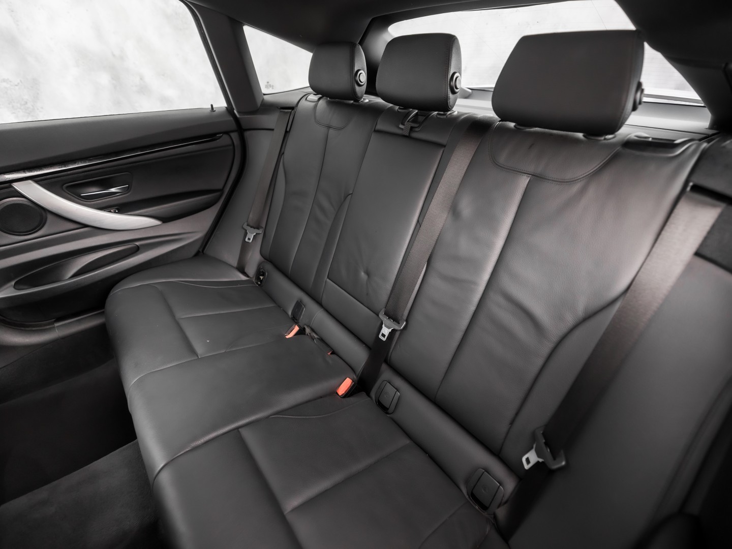 BMW 3 Serie GT 320i M Sport High Executive 184Pk Automaat (GROOT NAVI, M PAKKET, STOELVERWARMING, LEDER, SPORTSTOELEN, GETINT GLAS, PARKEERSENSOREN, NIEUWSTAAT)