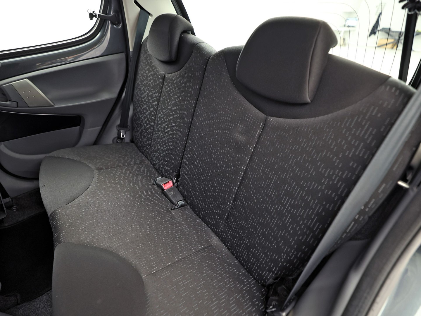 Peugeot 107 1.0-12V Sport (5 DEURS, AIRCO, TOERENTELLER, SPORTSTOELEN, RADIO, ELEK RAMEN, NIEUWE APK, NIEUWSTAAT)