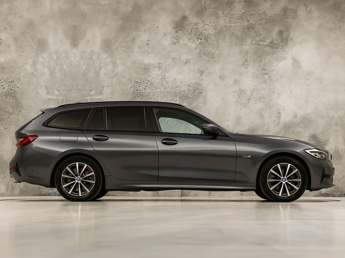 BMW 3-serie Touring 320e High Executive 204Pk Automaat (APPLE CARPLAY, M STUUR, GROOT NAVI, STOELVERWARMING, CAMERA, LEDER, SPORTSTOELEN, GETINT GLAS, ZWART HEMEL, NIEUWE APK, NIEUWSTAAT)