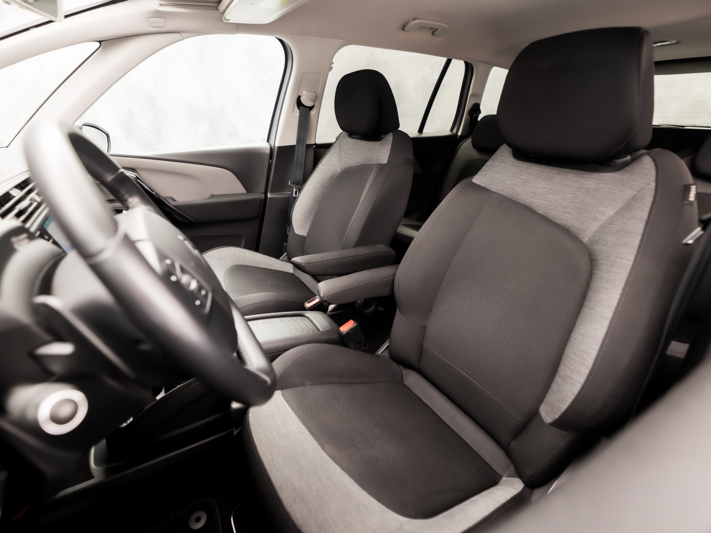 Citroën Grand C4 Picasso 1.2 PureTech Sport 7 Persoons Automaat (APPLE CARPLAY, GROOT NAVI, GETINT GLAS, TREKHAAK, SPORTSTOELEN, CAMERA, CRUISE, NIEUWE APK, NIEUWSTAAT)