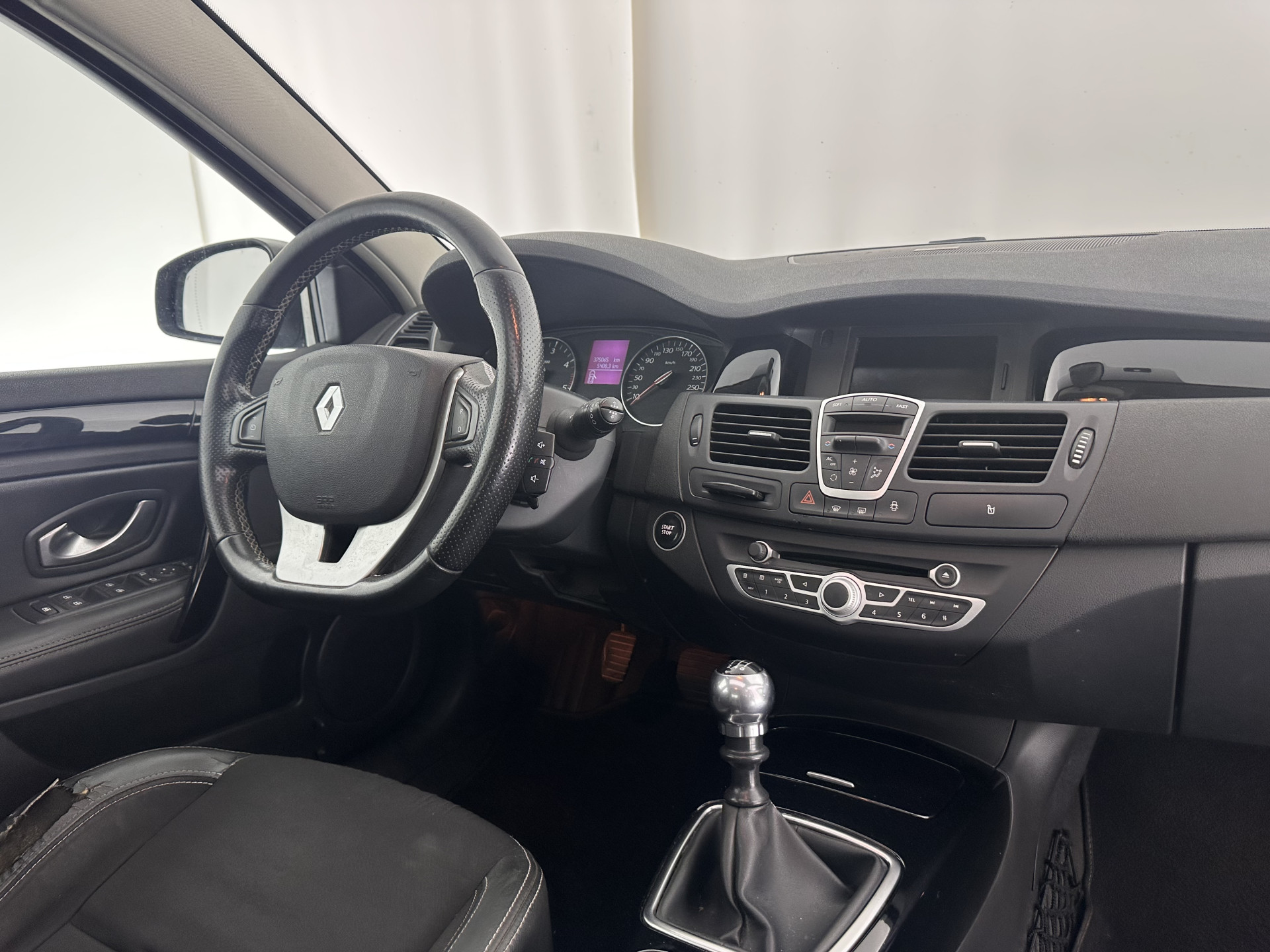 Renault Laguna 2.0 dCi S/S (INCL-BTW) *PANO | LEATHER-MICROFIBRE | BI-XENON | KEYLESS | NAVI-FULLMAP | COMFORT-SEATS | ECC | PDC | CRUISE | TOWBAR | 18''ALU*