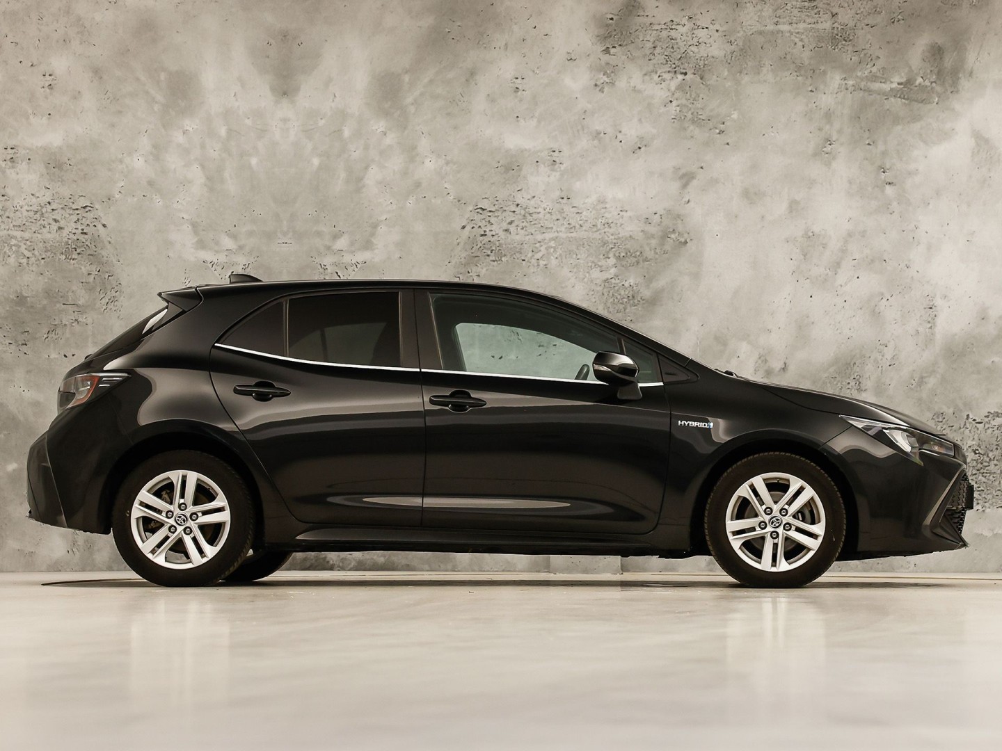 Toyota Corolla 1.8 Hybrid Sport Automaat (VIRTUAL COCKPIT, APPLE CARPLAY, CAMERA, STUUR/STOELVERWARMING, SPORTSTOELEN, ADAPTIVE CRUISE, ZWART HEMEL, NIEUWE APK, NIEUWSTAAT)
