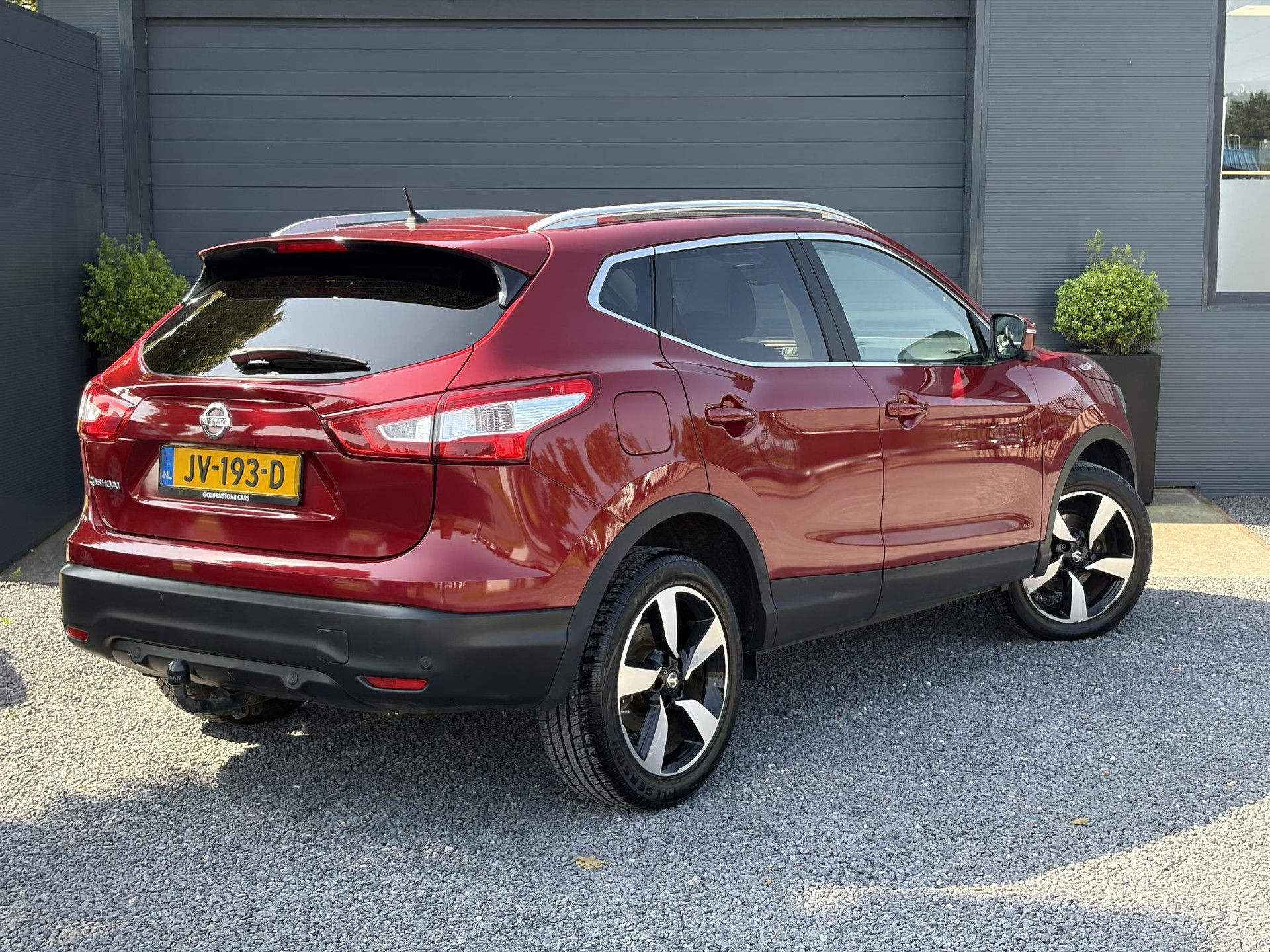 Nissan Qashqai 1.2 N-Connecta 360° Camera,Pano,Trekhaak,Navi,Clima,Cruise,Pdc V+A,Lm velgen,6 Bak,Dakrails,N.A.P,115pk,Apk tot 11-2026