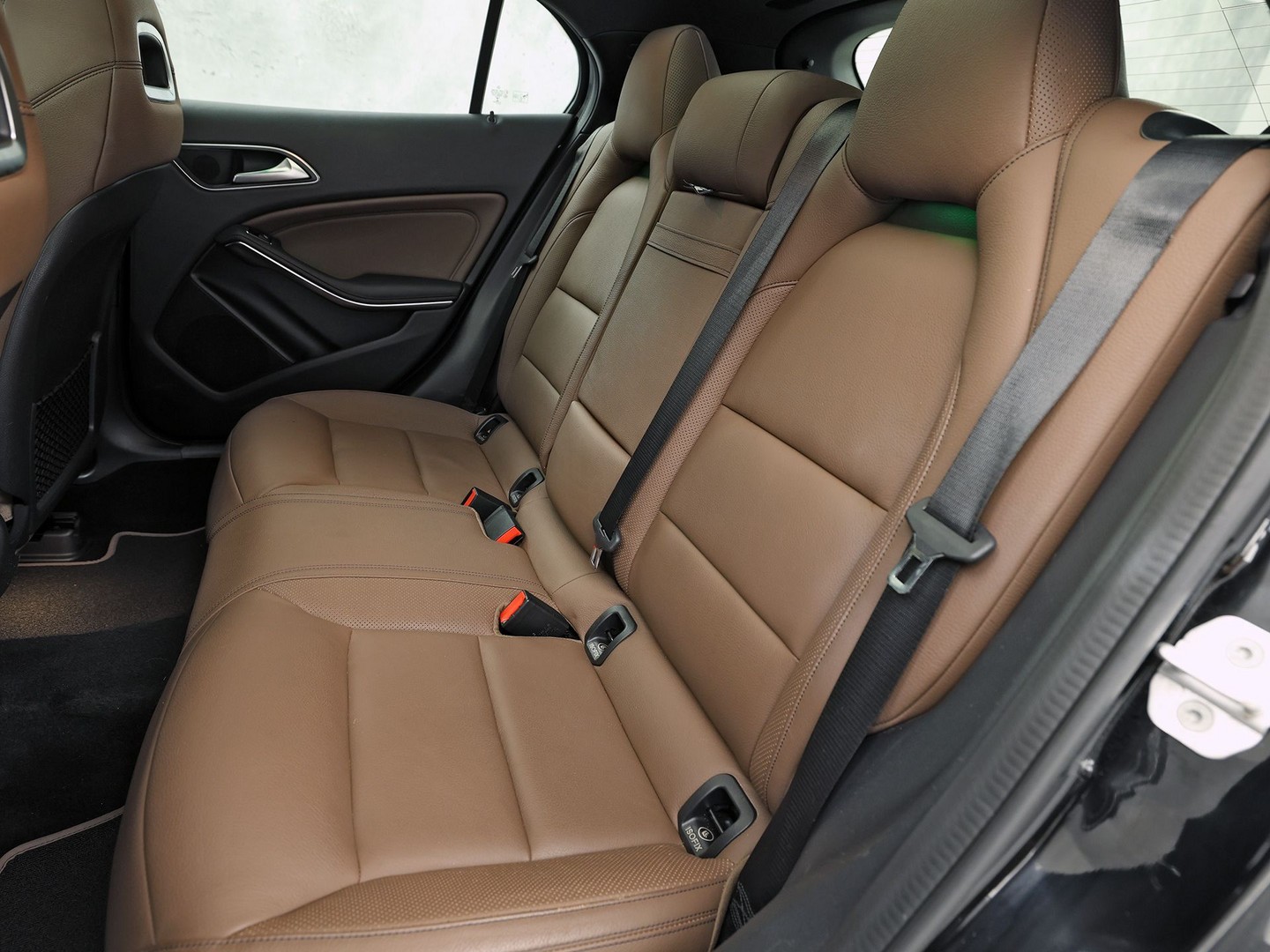 Mercedes-Benz GLA-klasse 250 4Matic Premium AMG Sport 211Pk Automaat (PANORAMADAK, MEMORY SEATS, GROOT NAVI, CAMERA, TREKHAAK, SPORTSTOELEN, GETINT GLAS, BRUIN LEDER, STOELVERWARMING, NIEUWSTAAT)