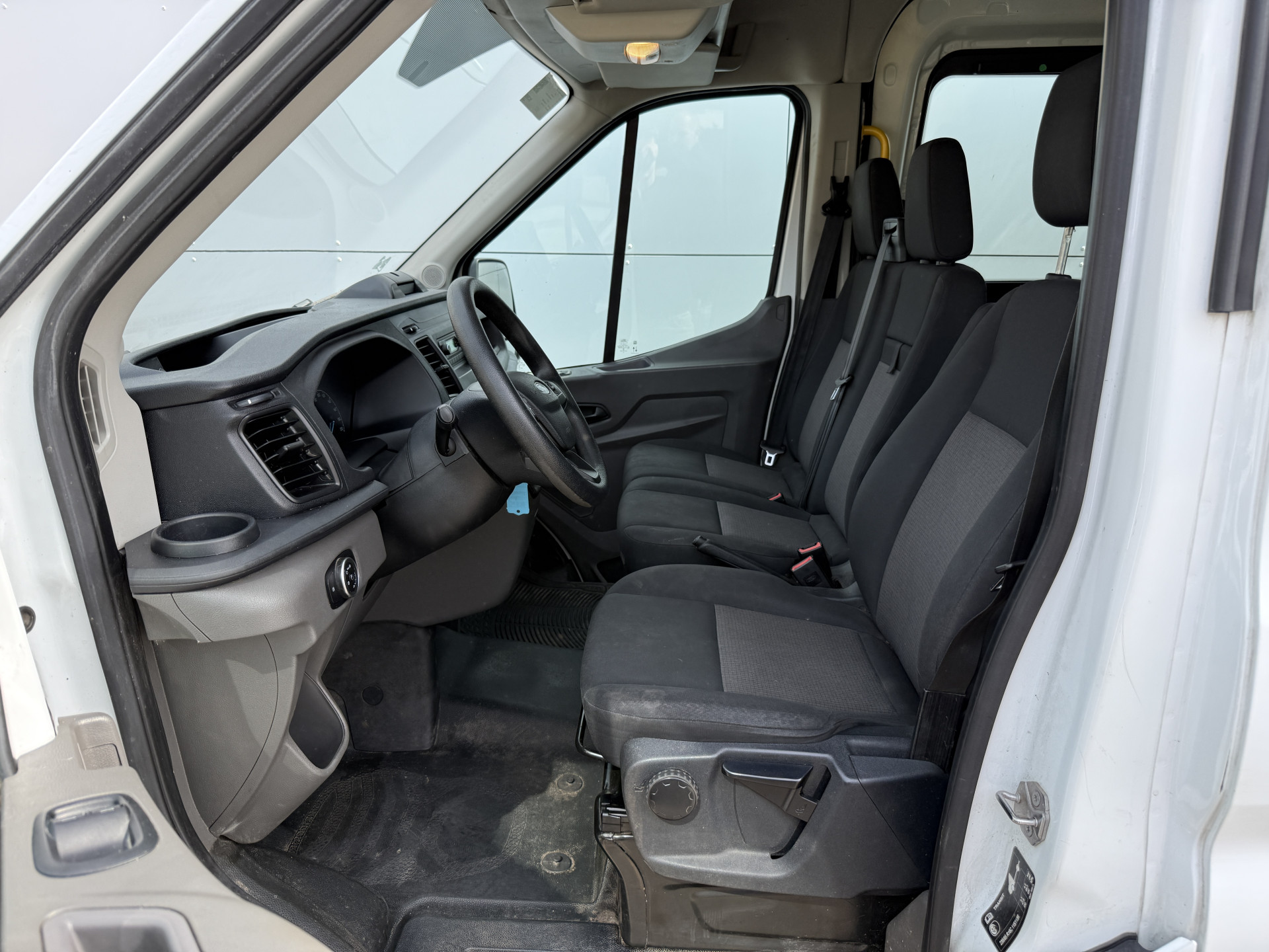 Ford Transit DC 2.0 TDCI L3H2 130PK 6-persoons Dubbele cabine L3H2 Trekhaak Parkeersensoren voor