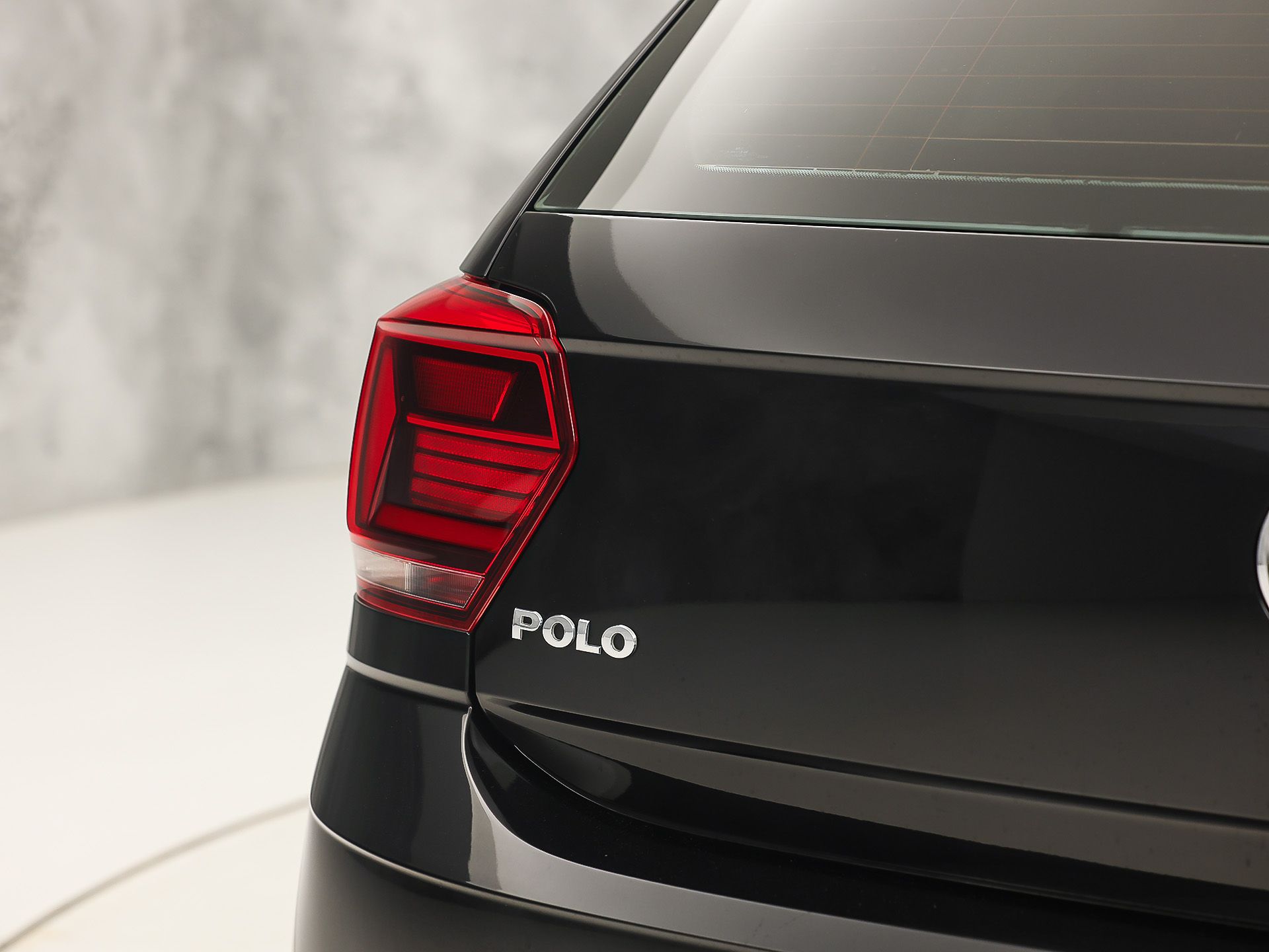 Volkswagen Polo 1.0 TSI Sportline (APPLE CARPLAY, GROOT NAVI, GETINT GLAS, LM VELGEN, SPORTSTOELEN, ADAPTIVE CRUISE, NIEUWSTAAT)