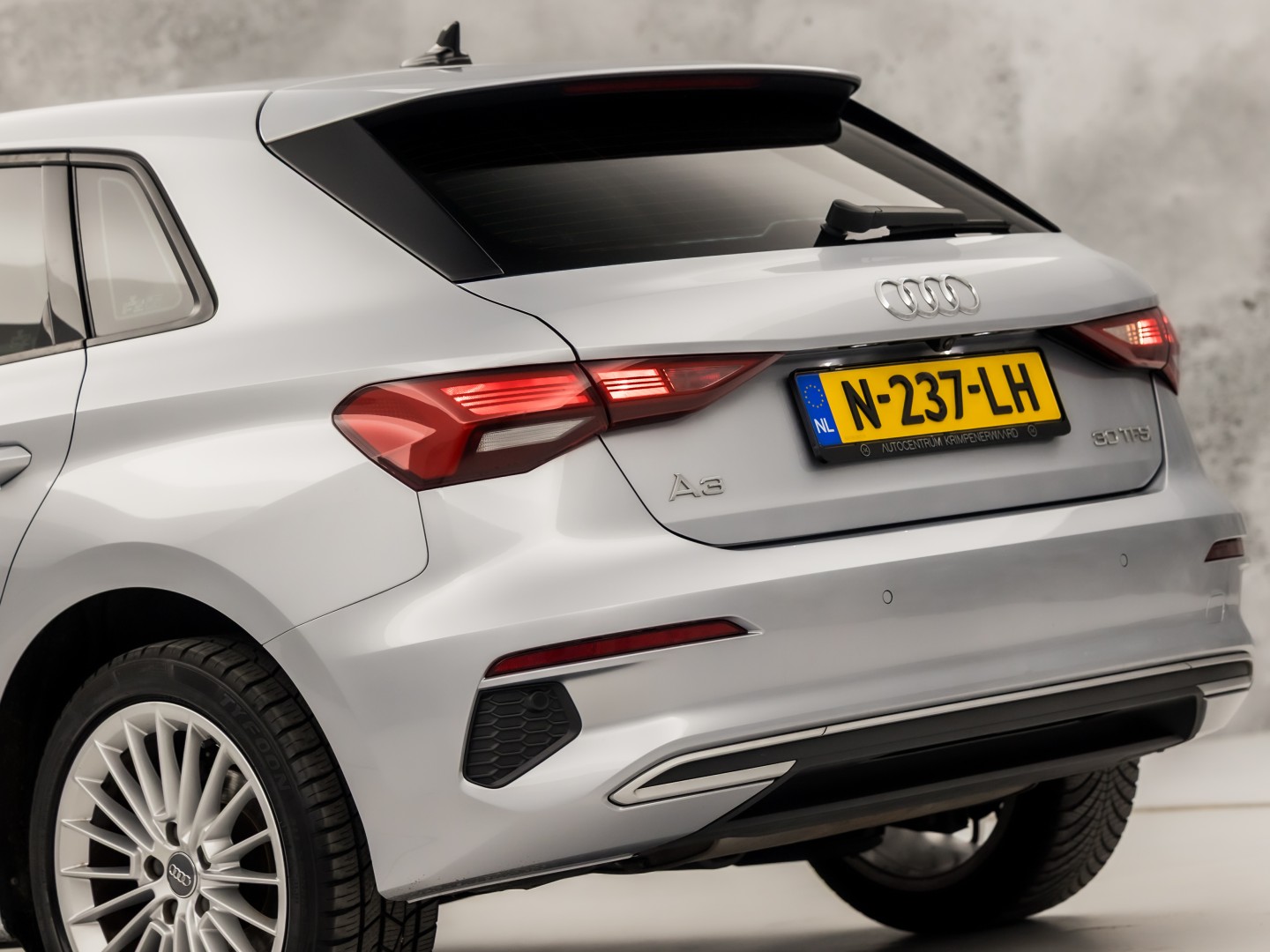 Audi A3 Sportback 30 TFSI Sport (APPLE CARPLAY, GROOT NAVI, CAMERA, ELEK STOEL, ADAPTIVE CRUISE, STOELVERWARMING, SPORTSTOELEN, GETINT GLAS, KEYLESS START, NIEUWSTAAT)
