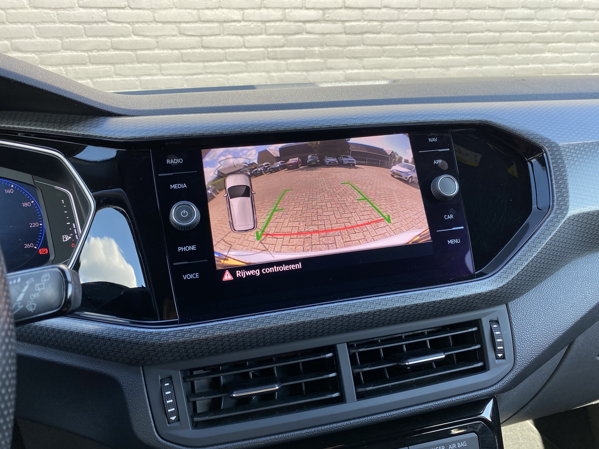 Volkswagen T-Cross 1.0 TSI R Line 116 pk | dealer onderh. | virtual cockpit | navigatie | camera | stoelverwarming | apple carplay | keyless go