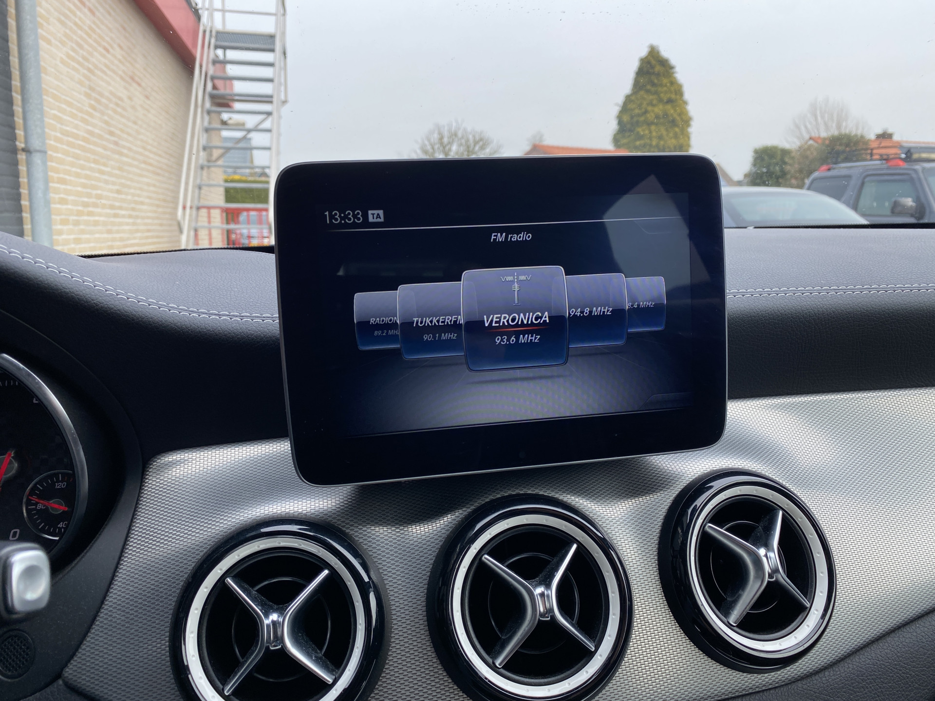 Mercedes-Benz A-klasse 180 Business Solution AMG Edition AUT. | leder/alcantara | 18 inch AMG velgen | navigatie | sportstoelen | sfeerverl.