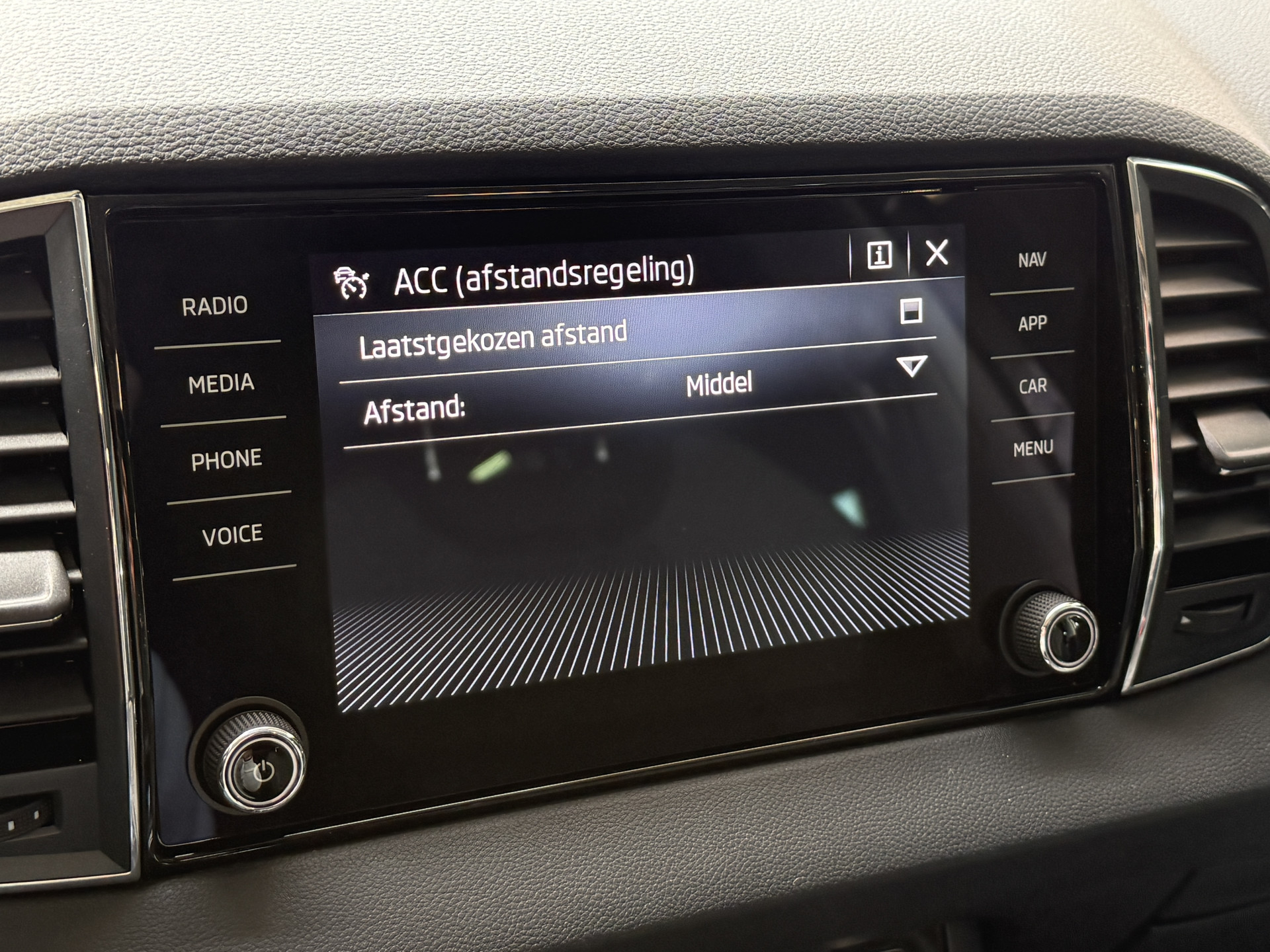 ŠKODA Karoq 1.5 TSI ACT Business Edition Plus | Panoramadak | Camera | Adaptive cruise | Stoelverwarming | Full LED | NL auto | Dealer onderhouden